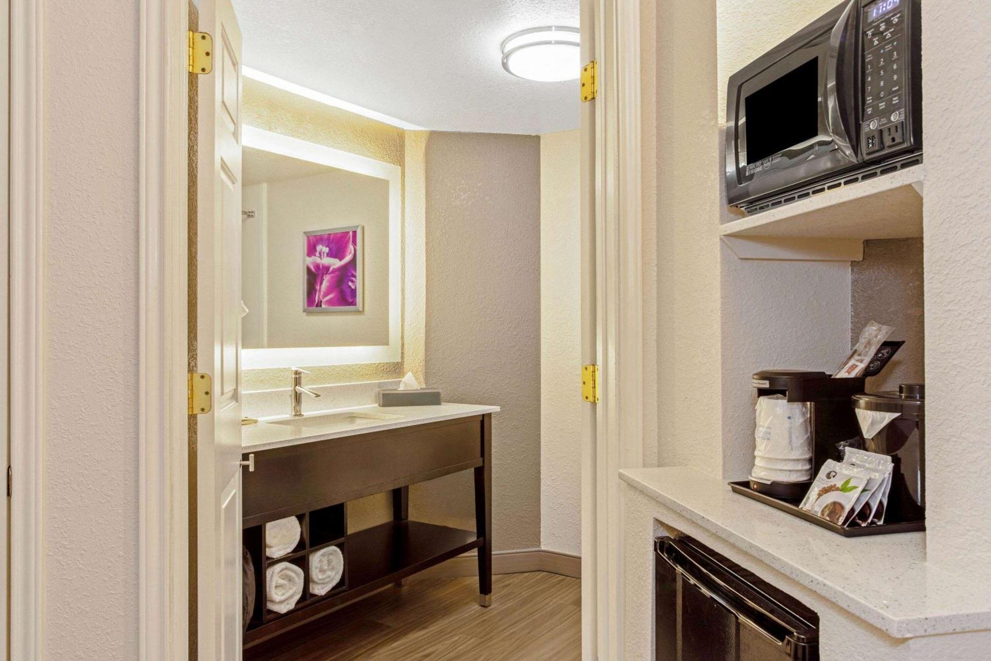 King Room Bath Tub Mobility Accessible or Non-Smoking
