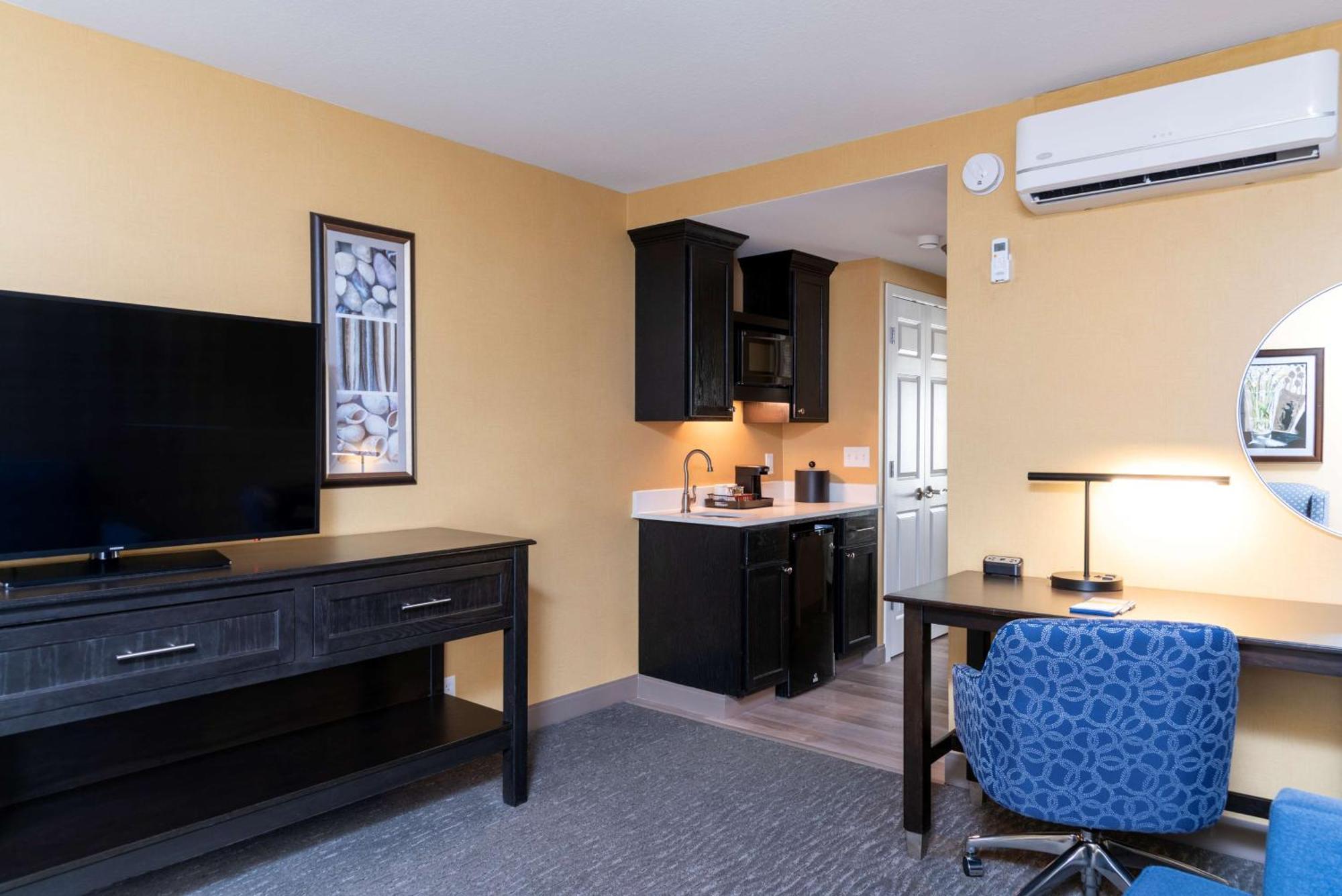 One-Bedroom Queen Suite Two Queen Beds Non-Smoking