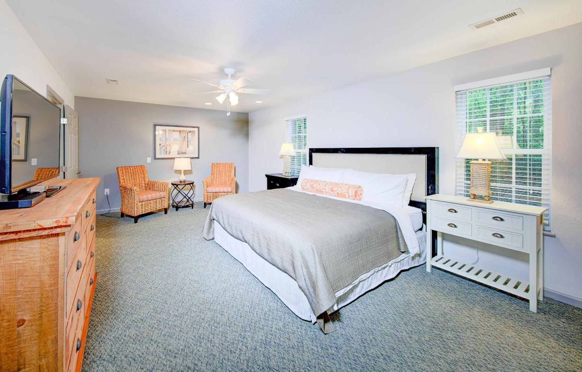One-Bedroom King Suite with Roll-In Shower - Mobility Access