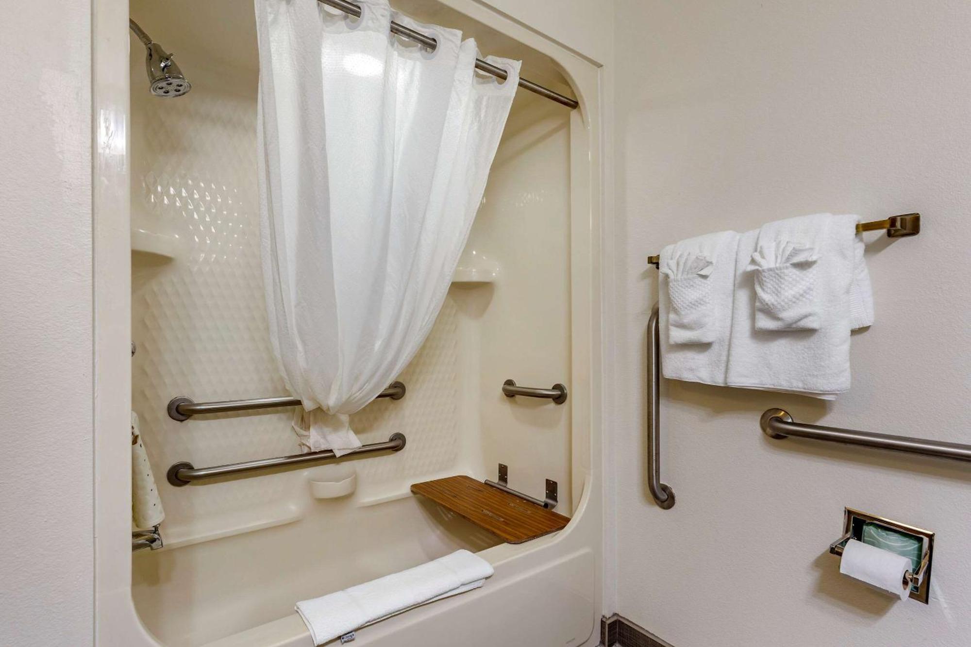 Queen Room - Accessible/Non-Smoking