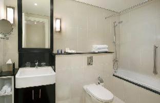 Deluxe Room kitchenette City Skyline View