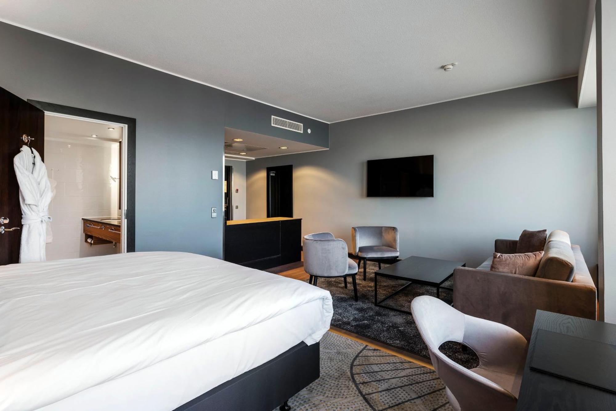 Junior King Suite Sofa Bed,1350147367:JPEG