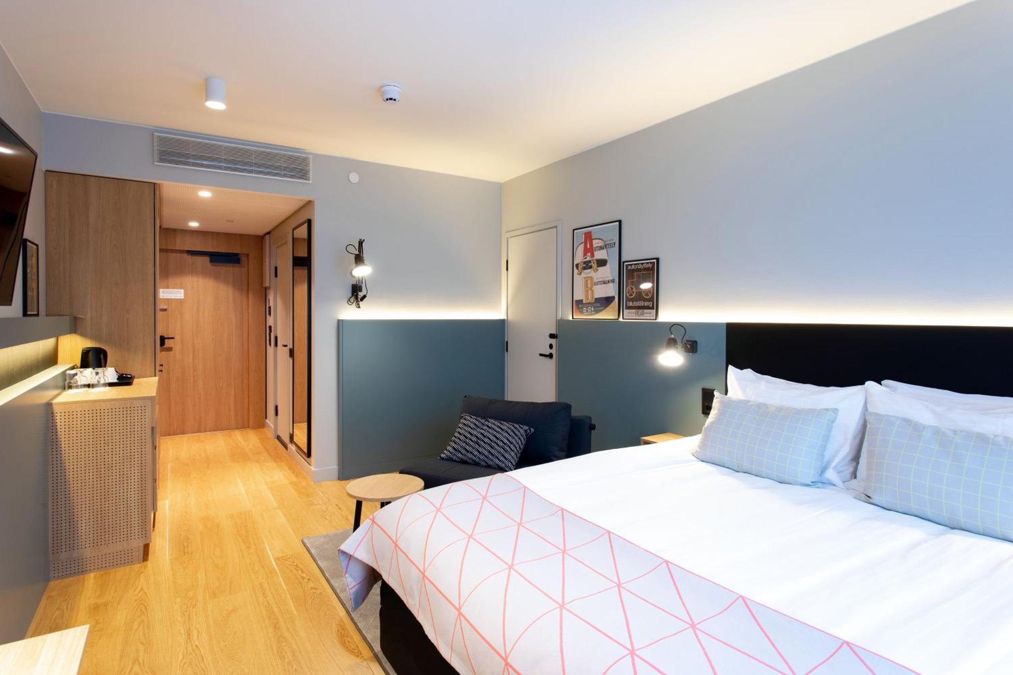 Standard Queen Room Chair Bed Non-Smoking