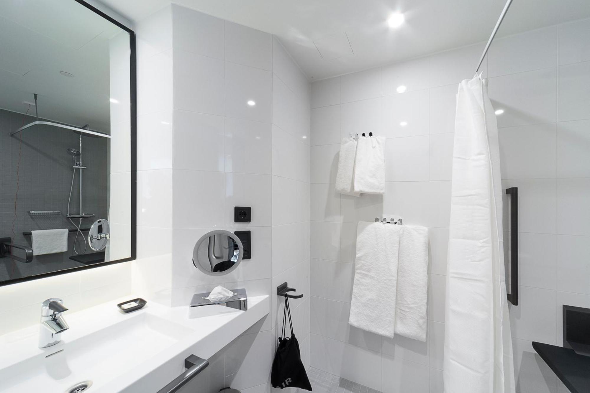 Standard Twin Room Disability Access