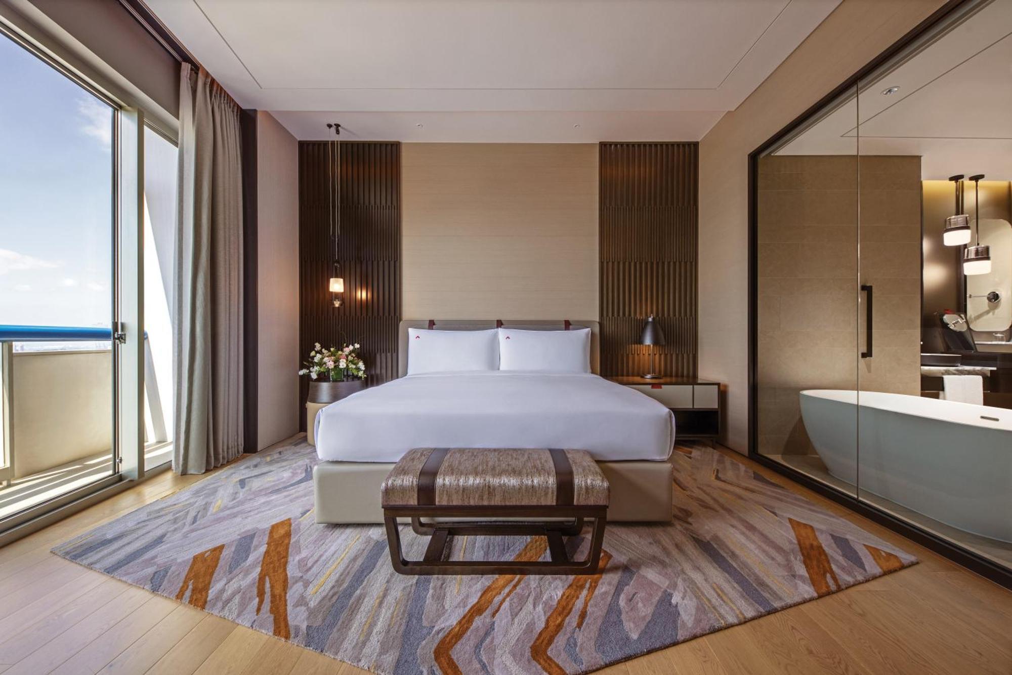 Suite Crest mit 1 Kingsize-Bett, Zugang zur Lounge L65, obere Etage, 2 Balkonen und Panoramablick
