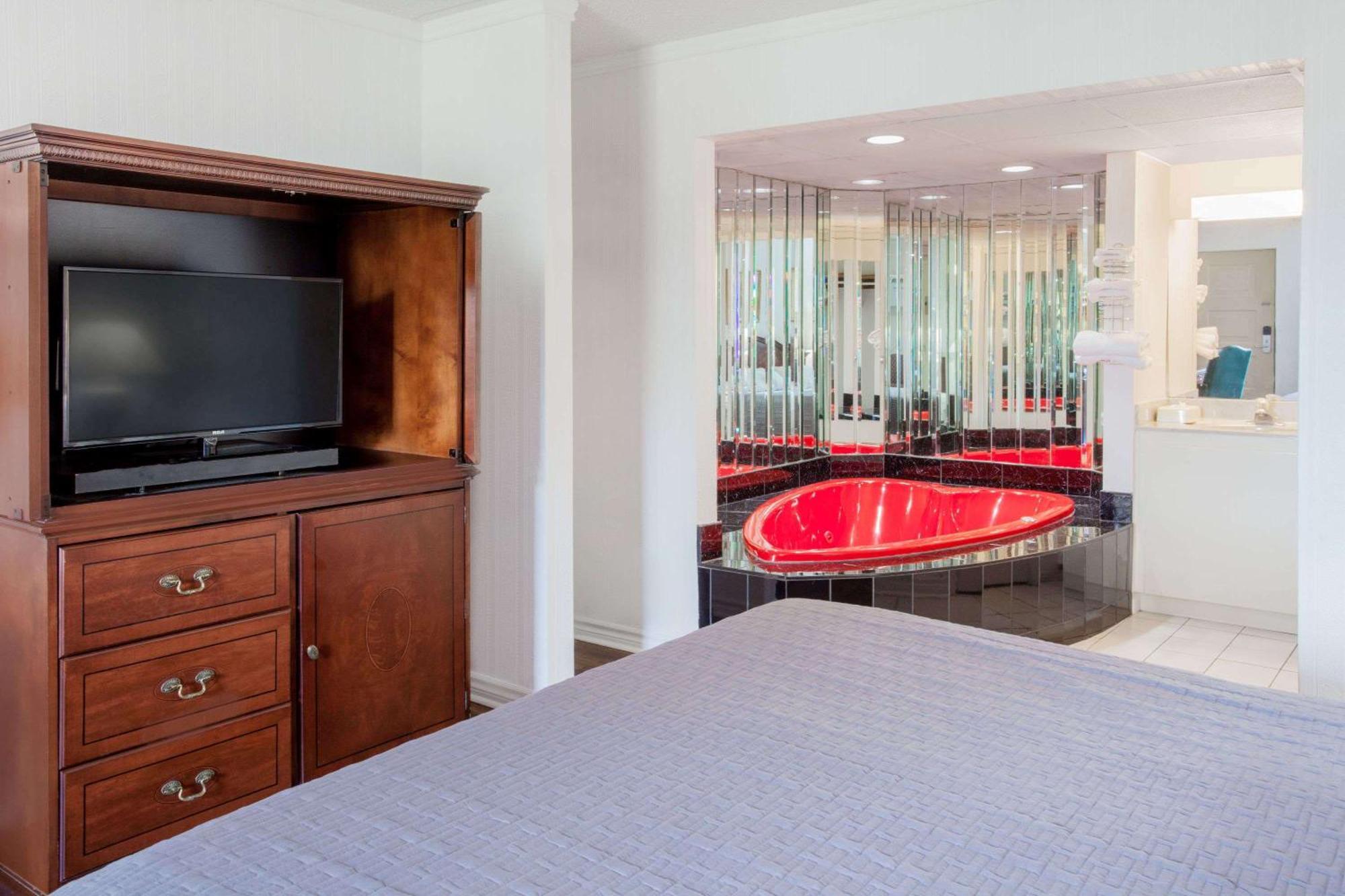 King Suite Spa Bath Non-Smoking 