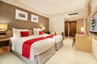 Premiere Pool View Twin or Double Bed