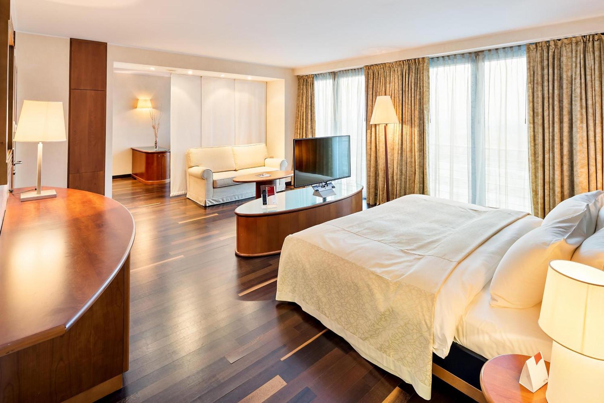 One-Bedroom King Suite