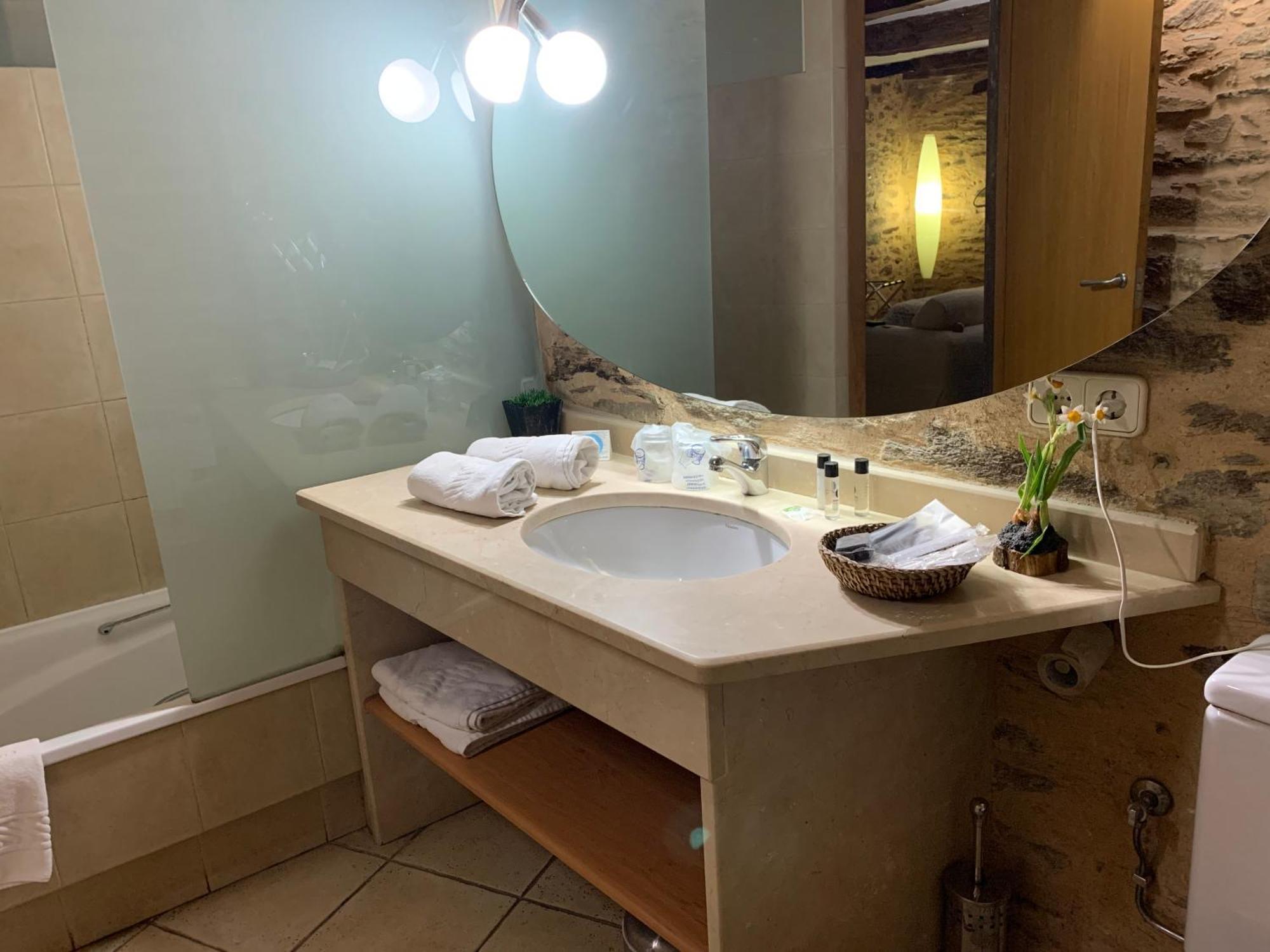 Twin Room Bath,1214729878:JPEG