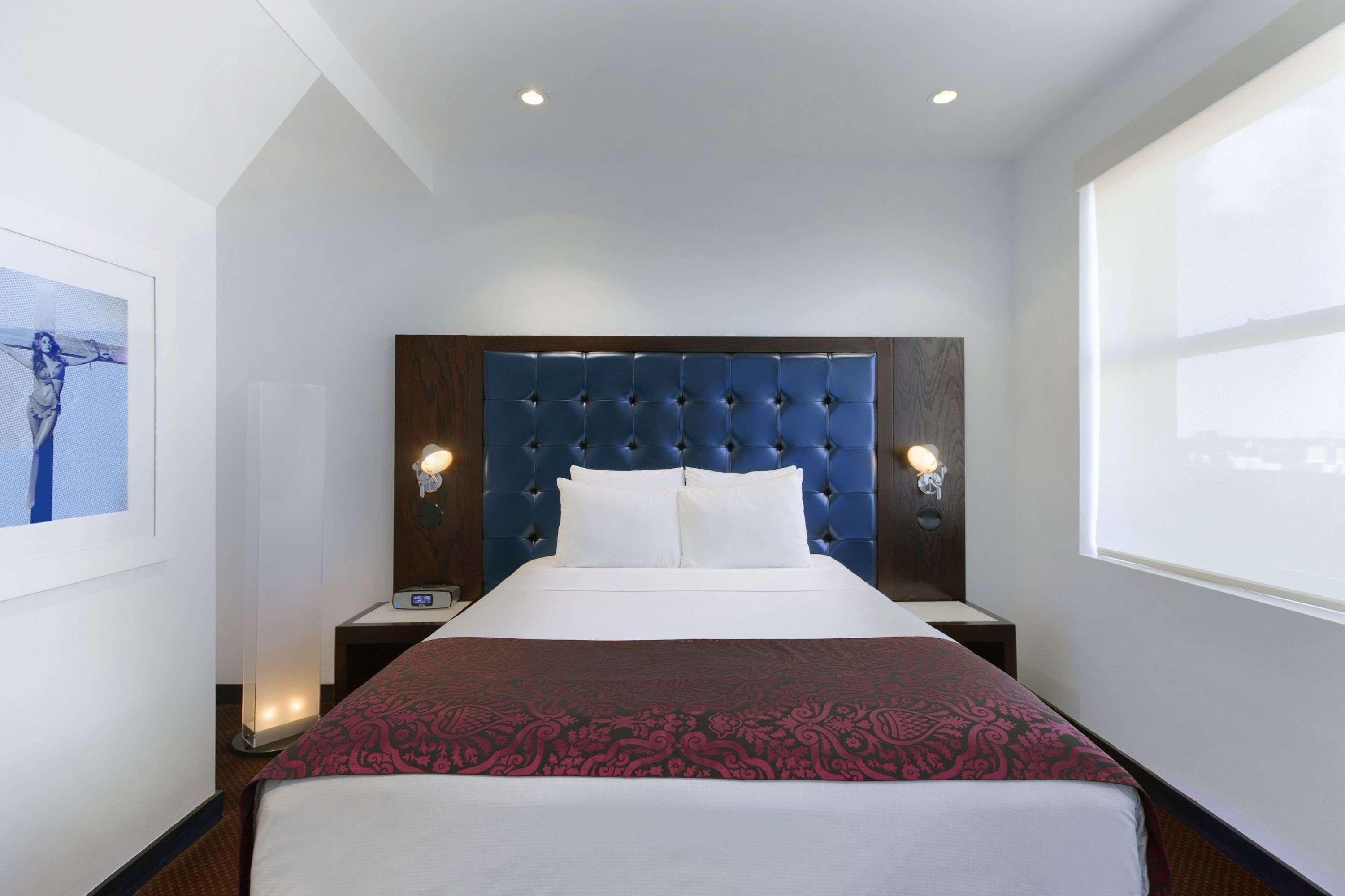 Silver, 1 Full Bed