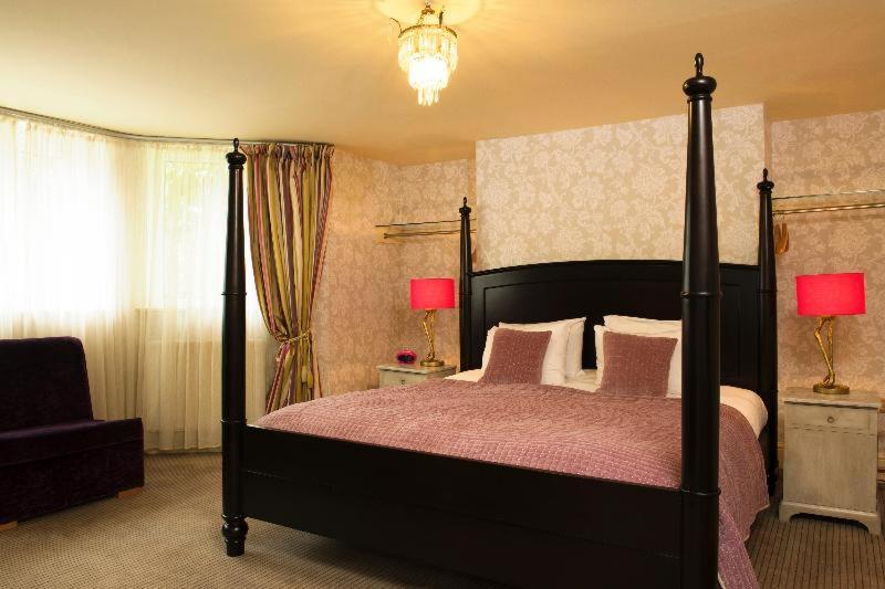 Large King or Family Room Four Poster Bed