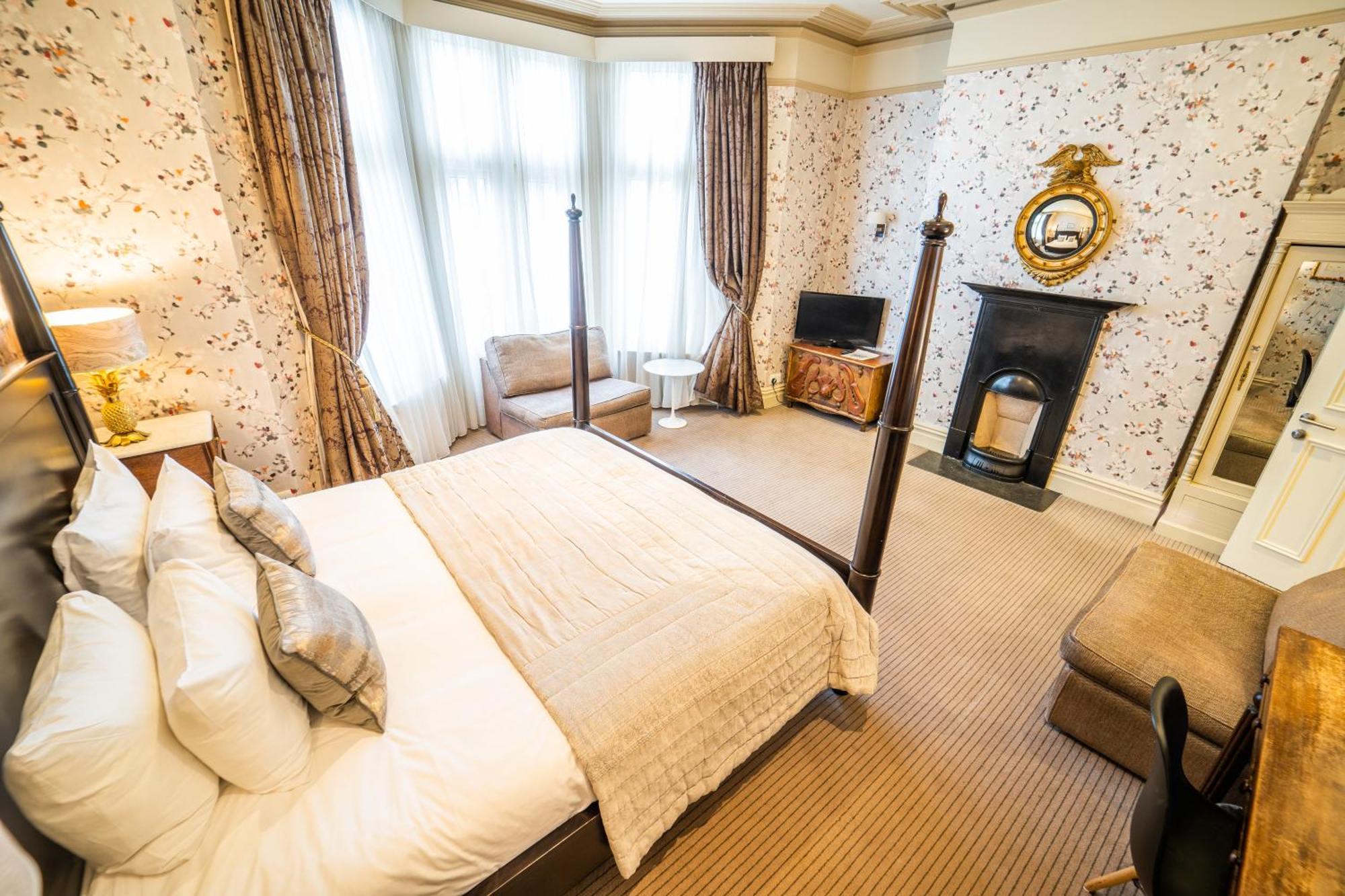 Large King or Family Room Four Poster Bed