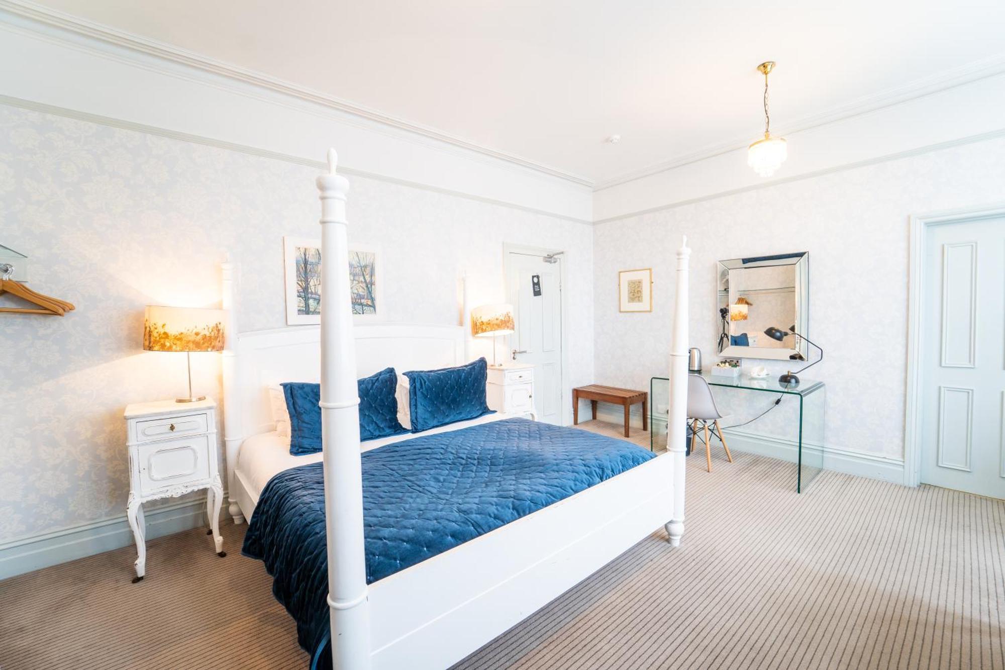 Large King or Family Room Four Poster Bed