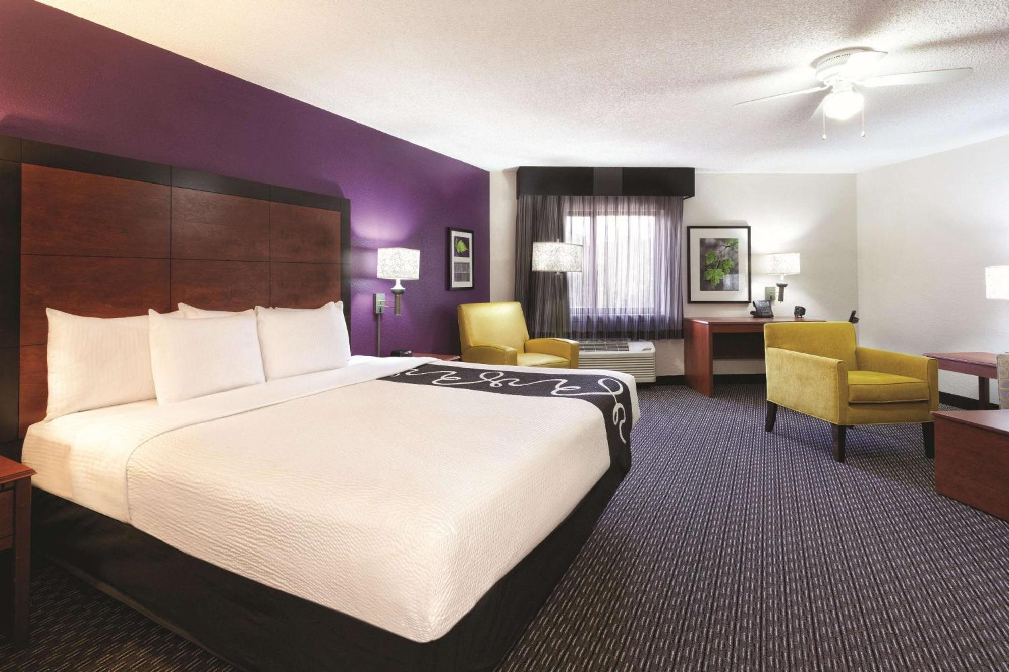 Two-Bedroom Suite One King One Double Bed Non-Smoking,1279462075:JPEG