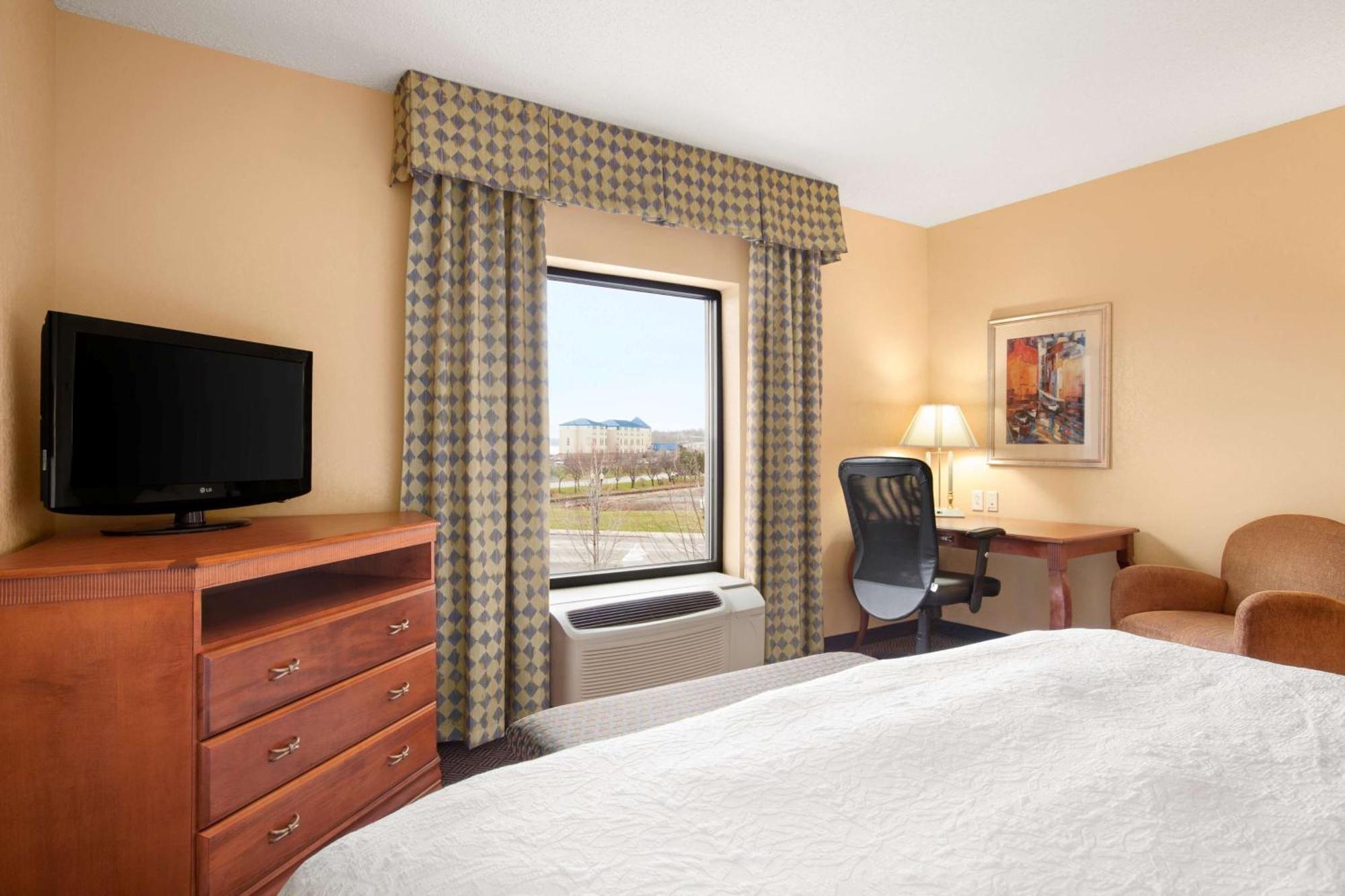 King Room with King Bed - Non-Smoking