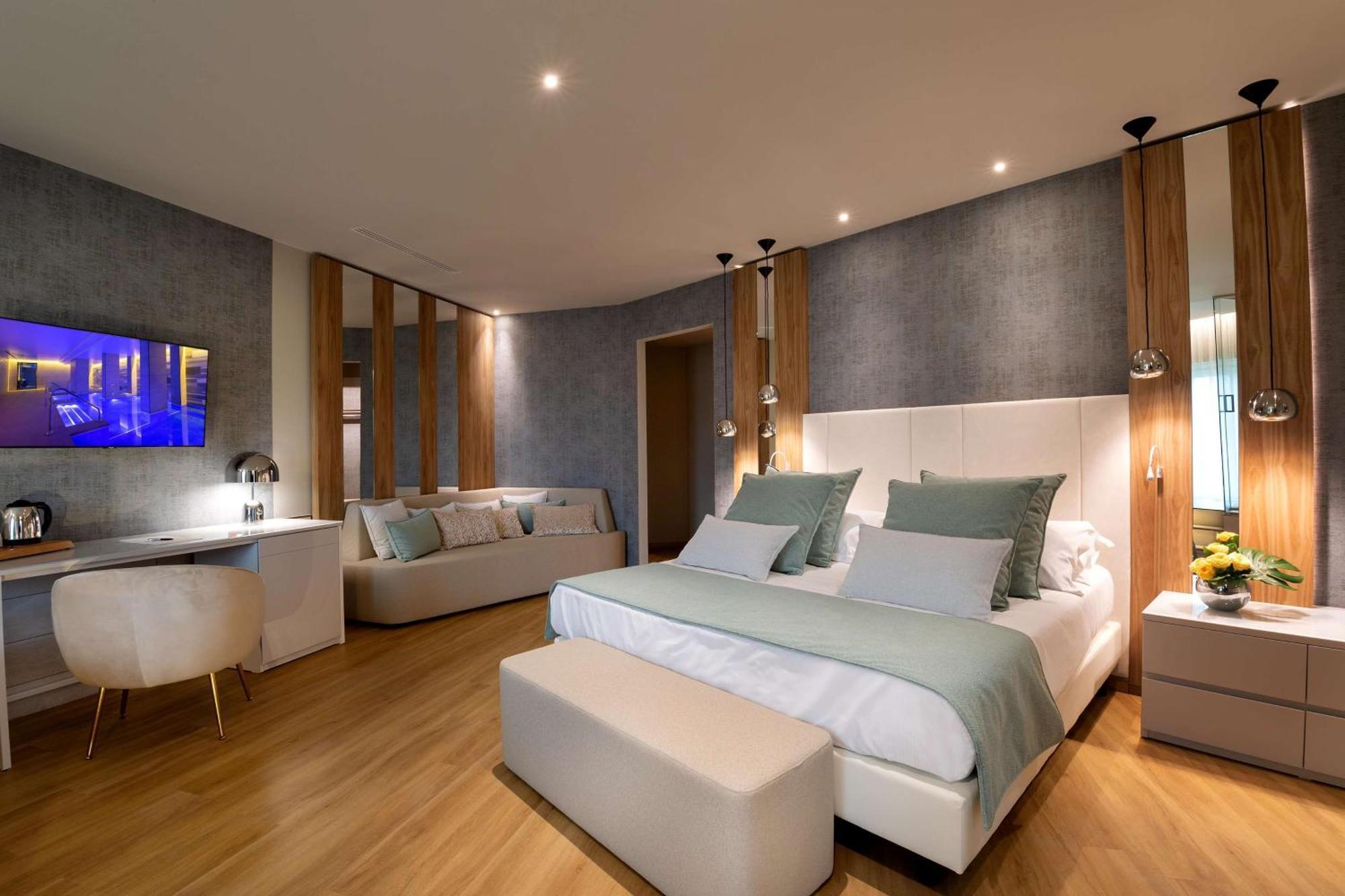 Junior Queen Suite