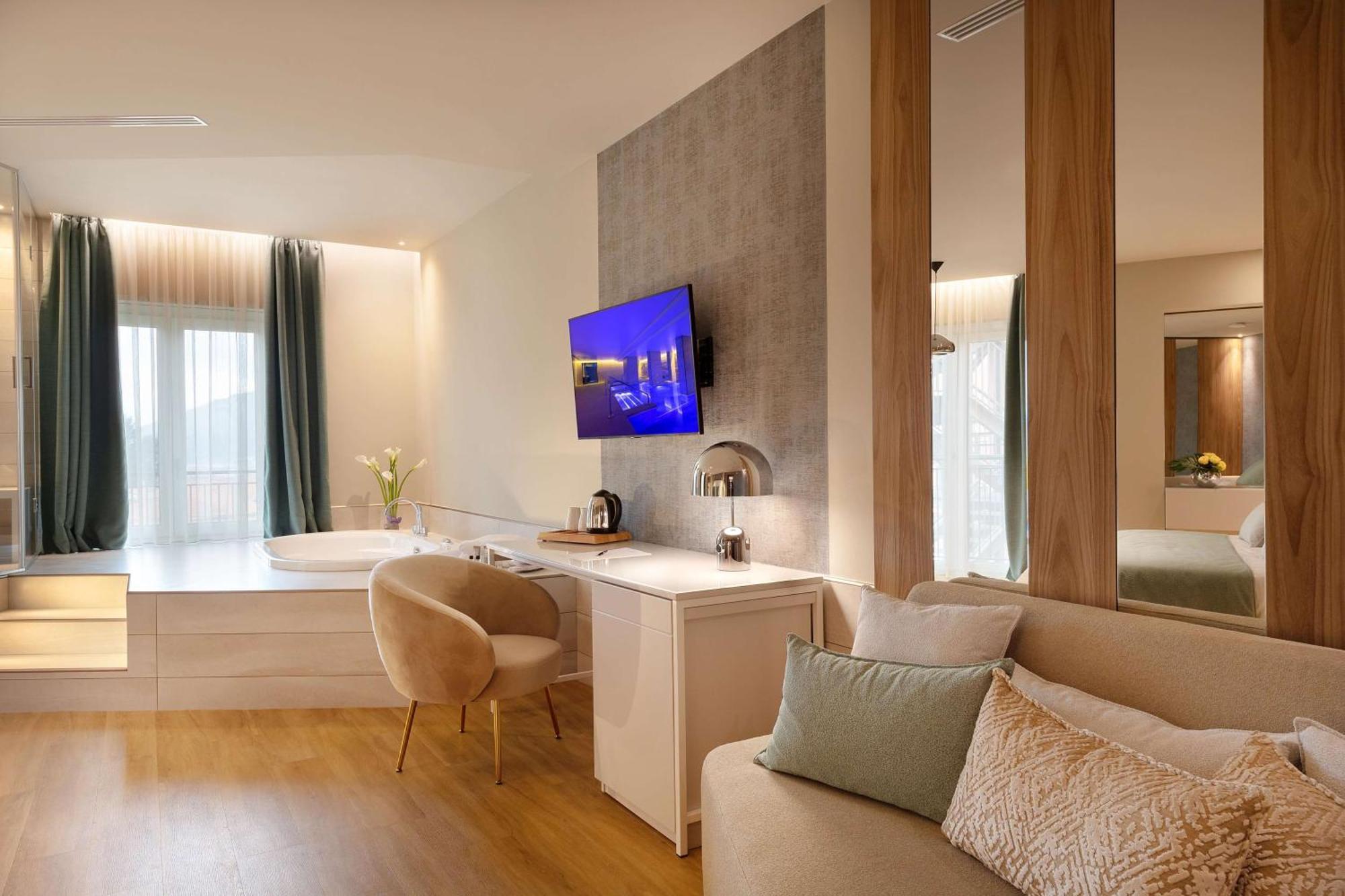 Junior Queen Suite