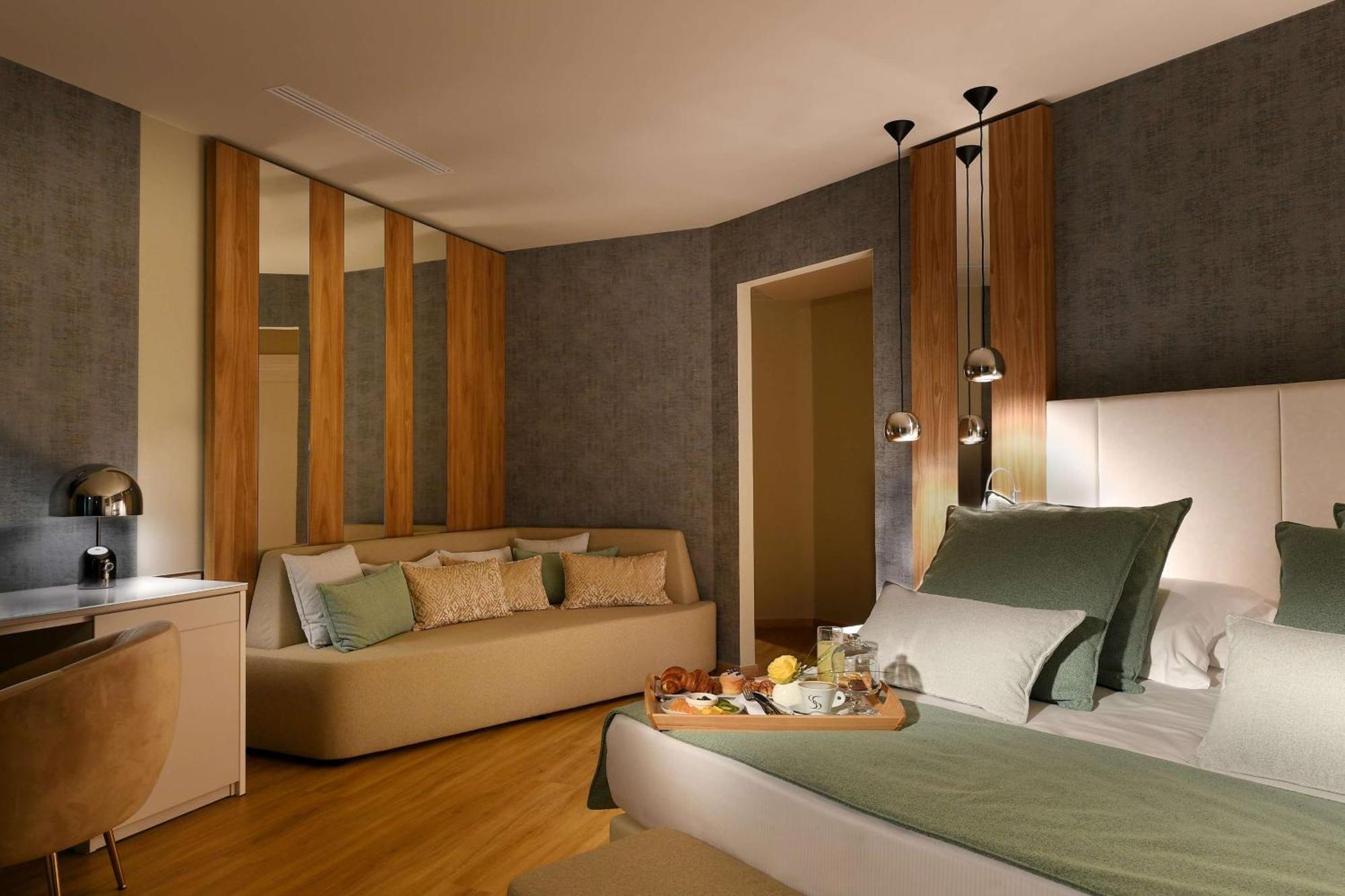 Junior Queen Suite