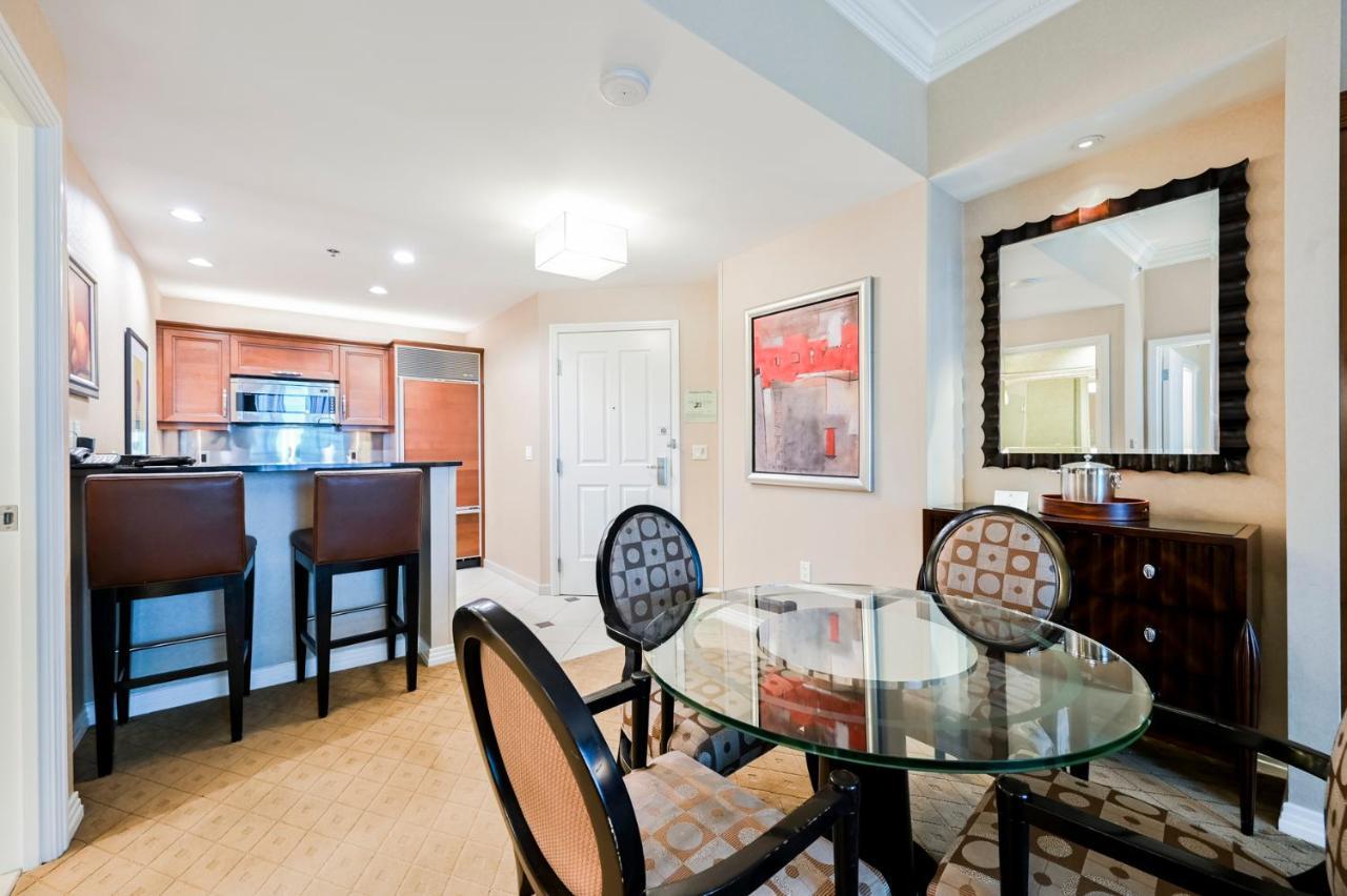 PH Floor Two-Bedroom Strip View & Balcony