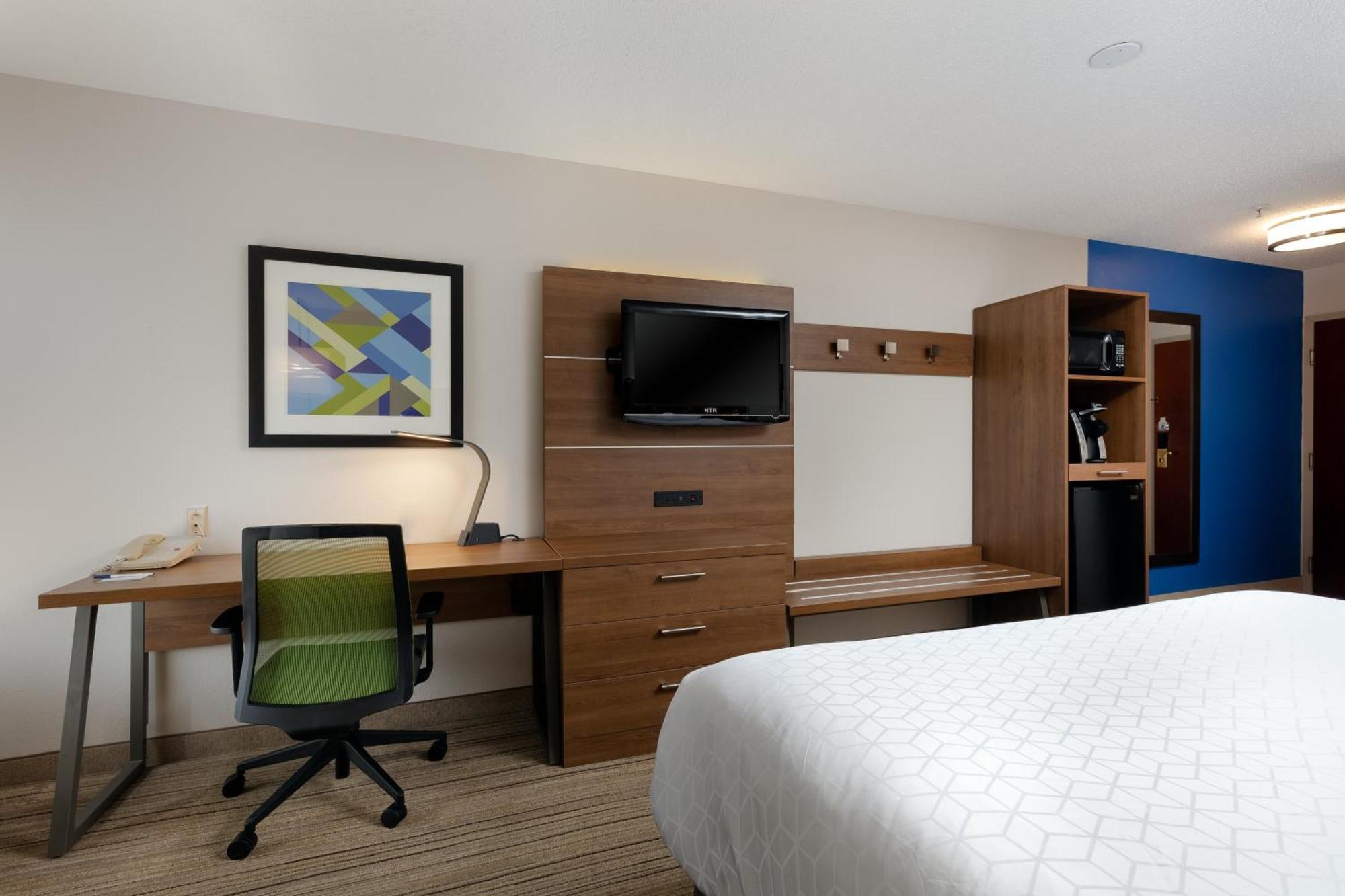 King Room - Mobility Access/Roll in Shower - Non-Smoking