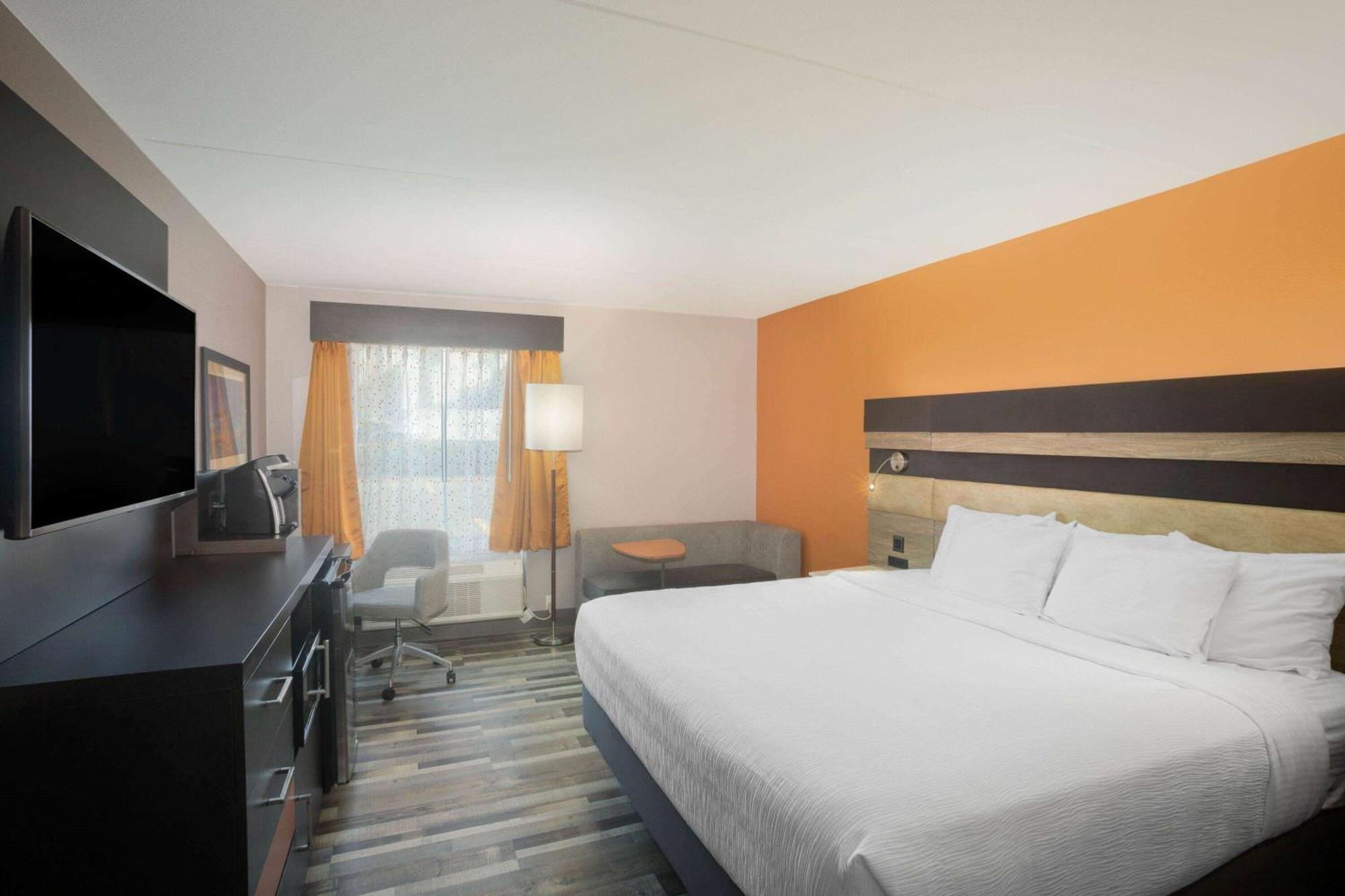 King Studio Suite Mobility Access or Non-Smoking