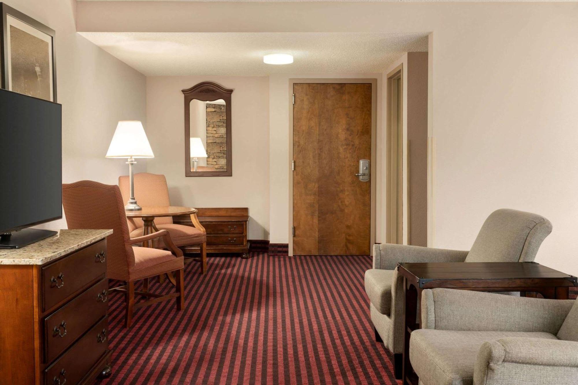 King Jacuzzi Suite – Non-Smoking