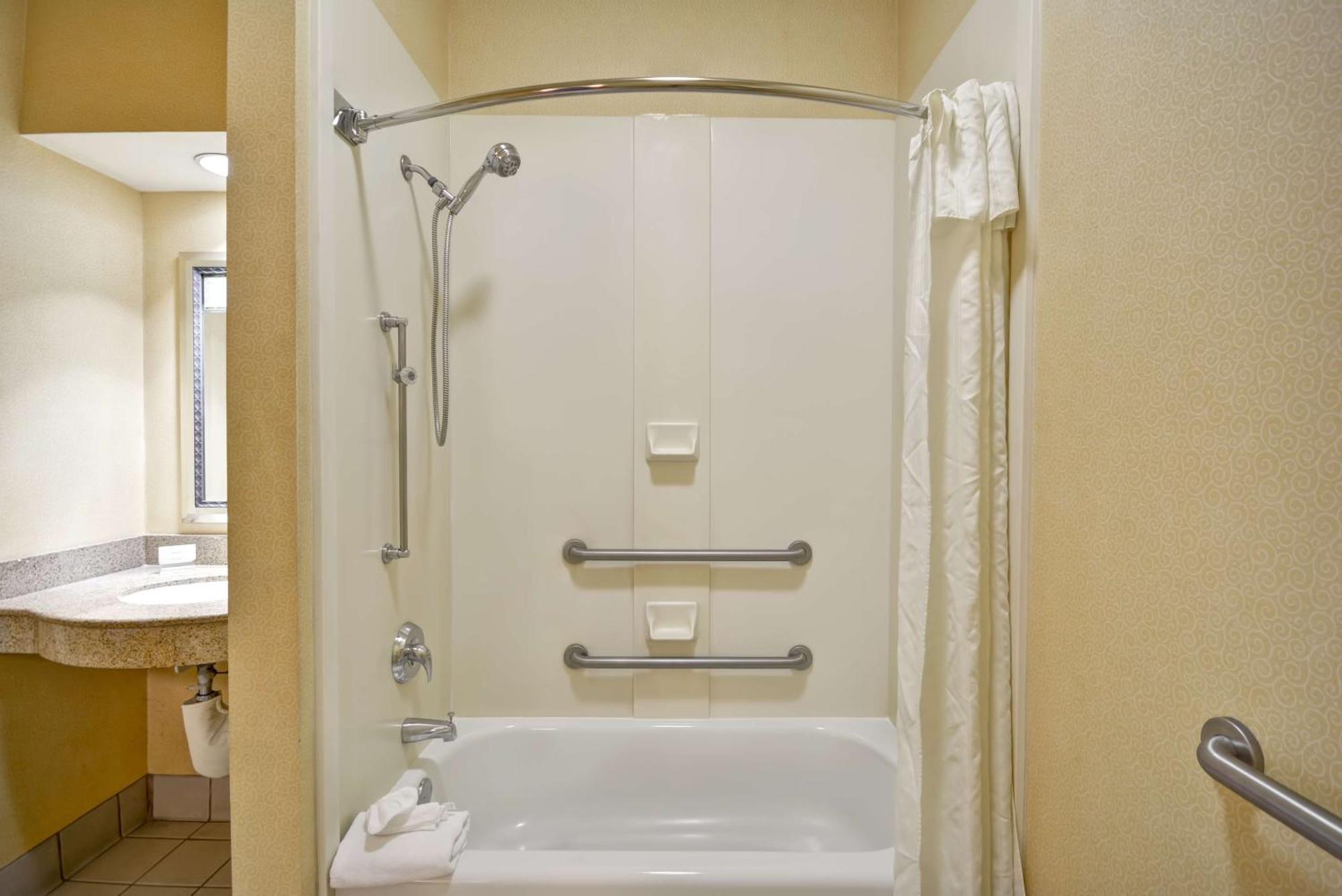King Suite Accessible Tub Mobility Hearing Access or Non-Smoking,1280583973:JPEG