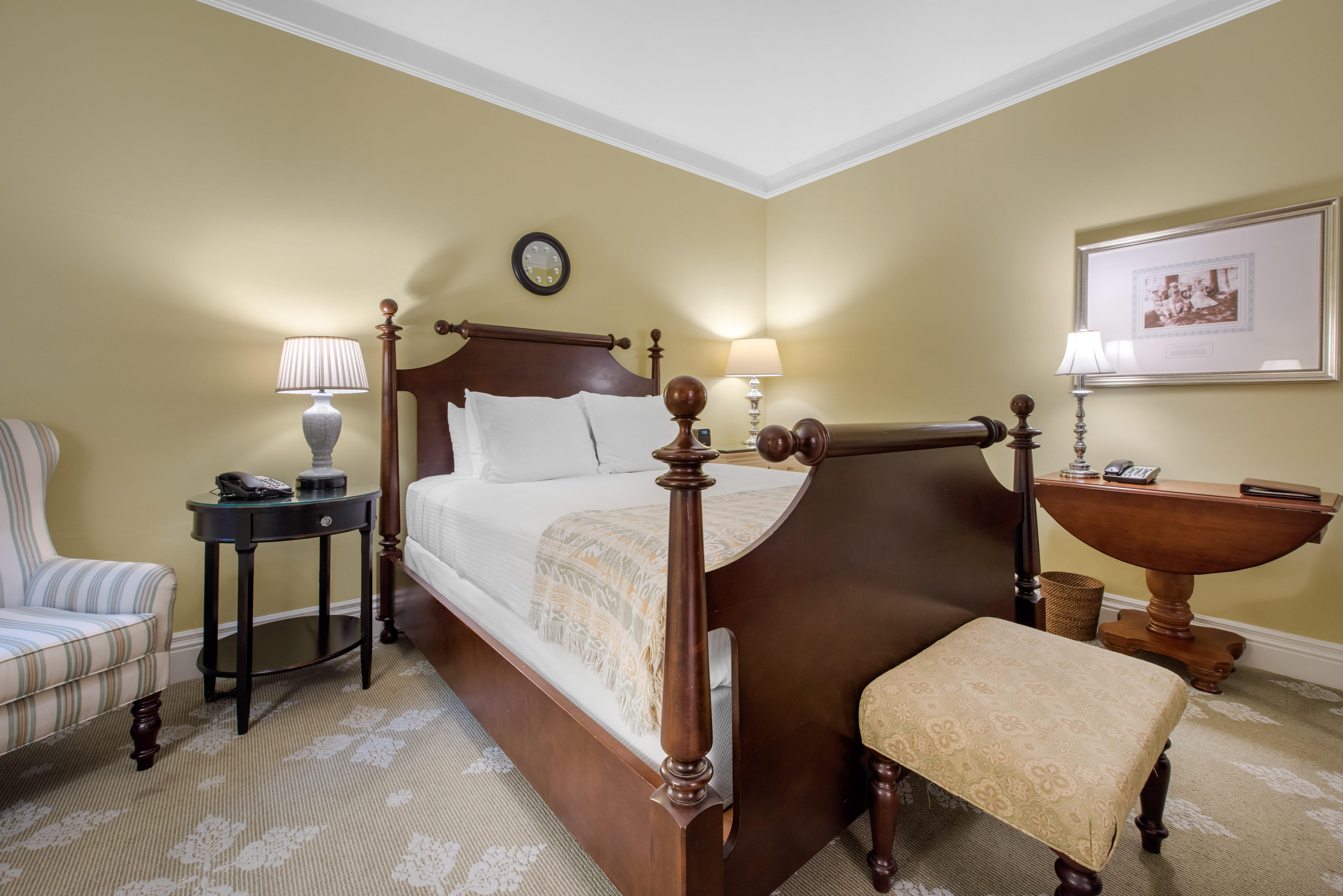 Deluxe Room 1 queen bed