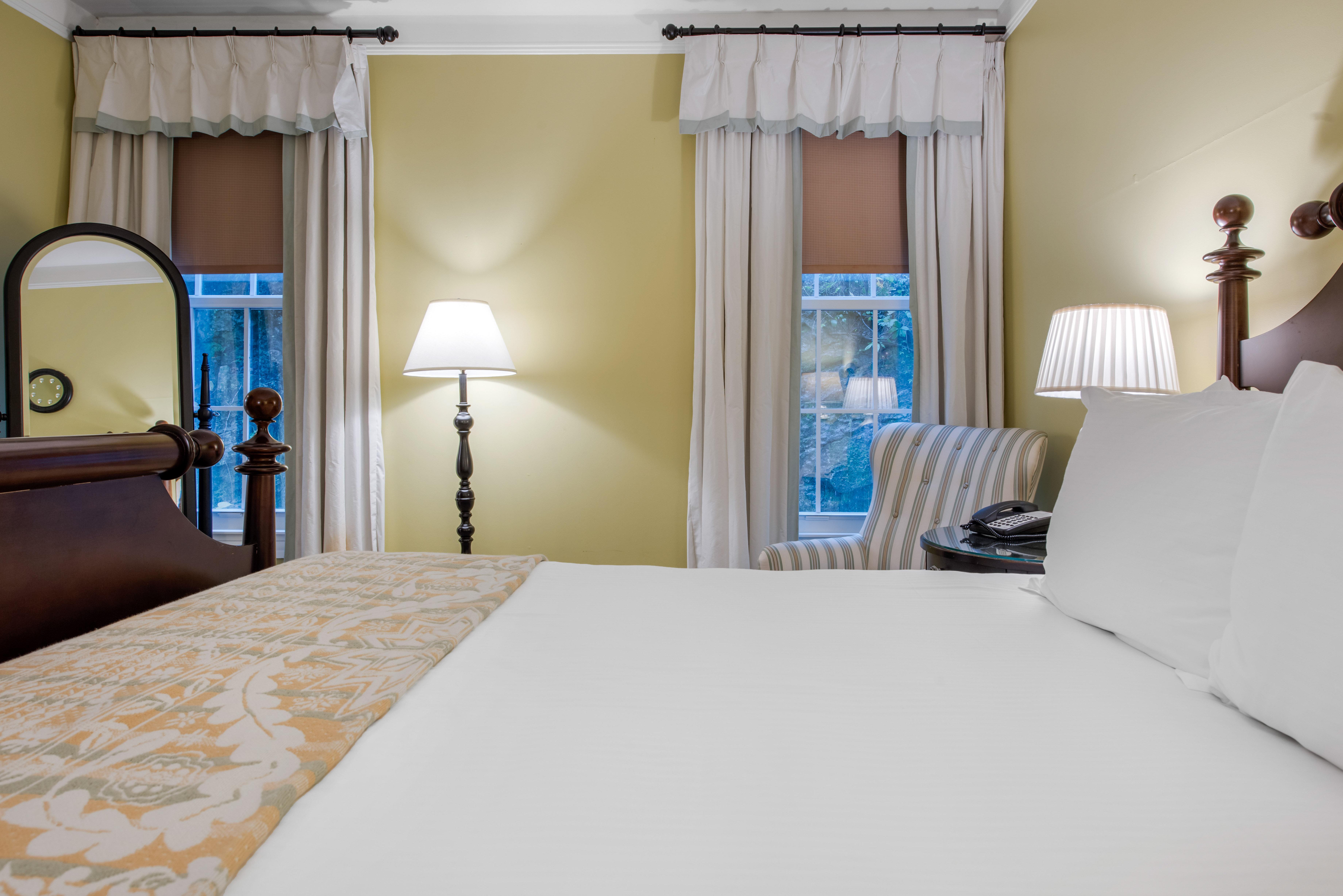 Deluxe Room 1 queen bed
