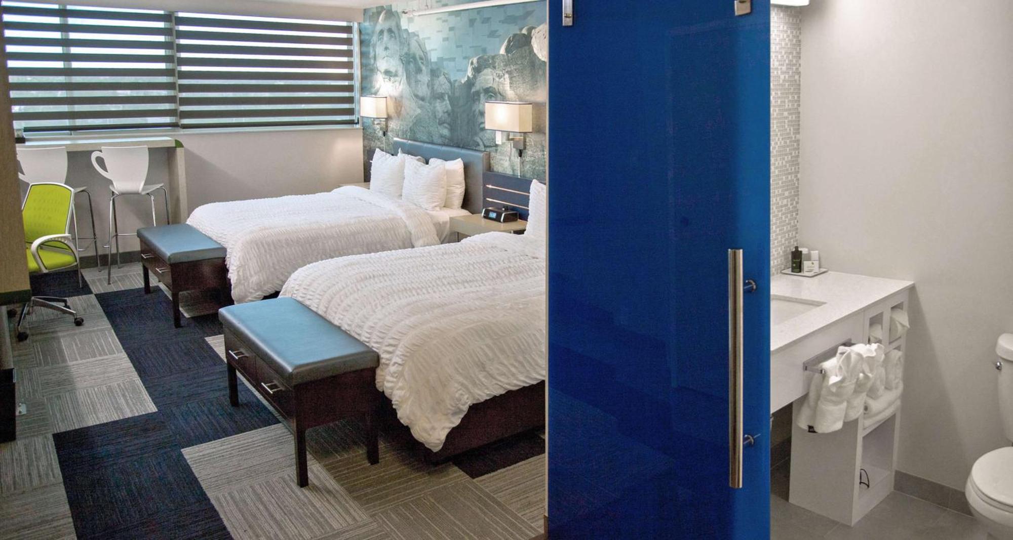 Queen Room Two Queen Beds City View