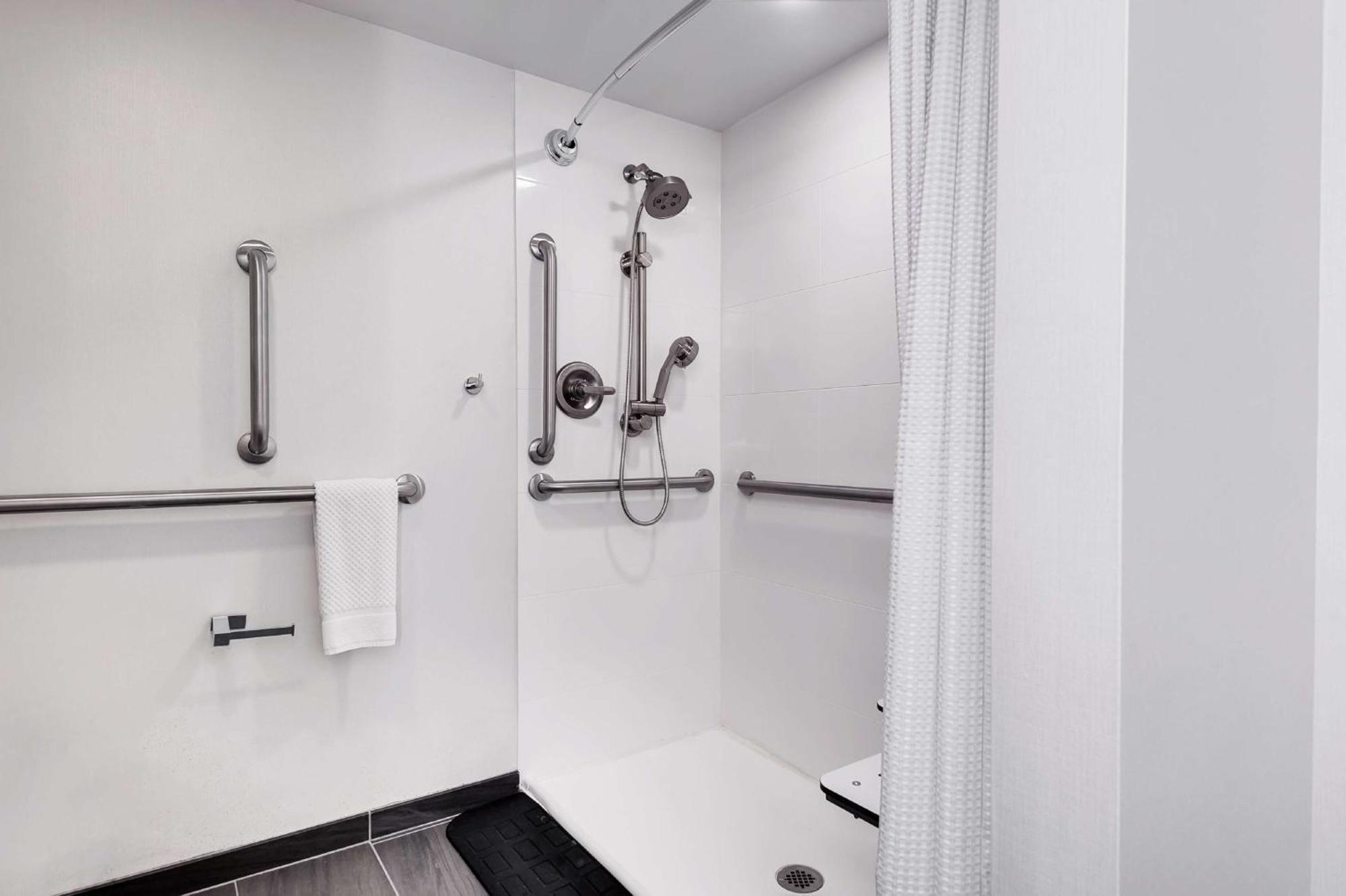 One-Bedroom King Suite Roll Shower Mobility Access or Non-Smoking