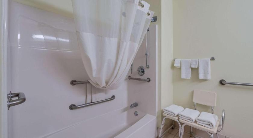 Queen Room Accessible Tub Accessible or Non-Smoking