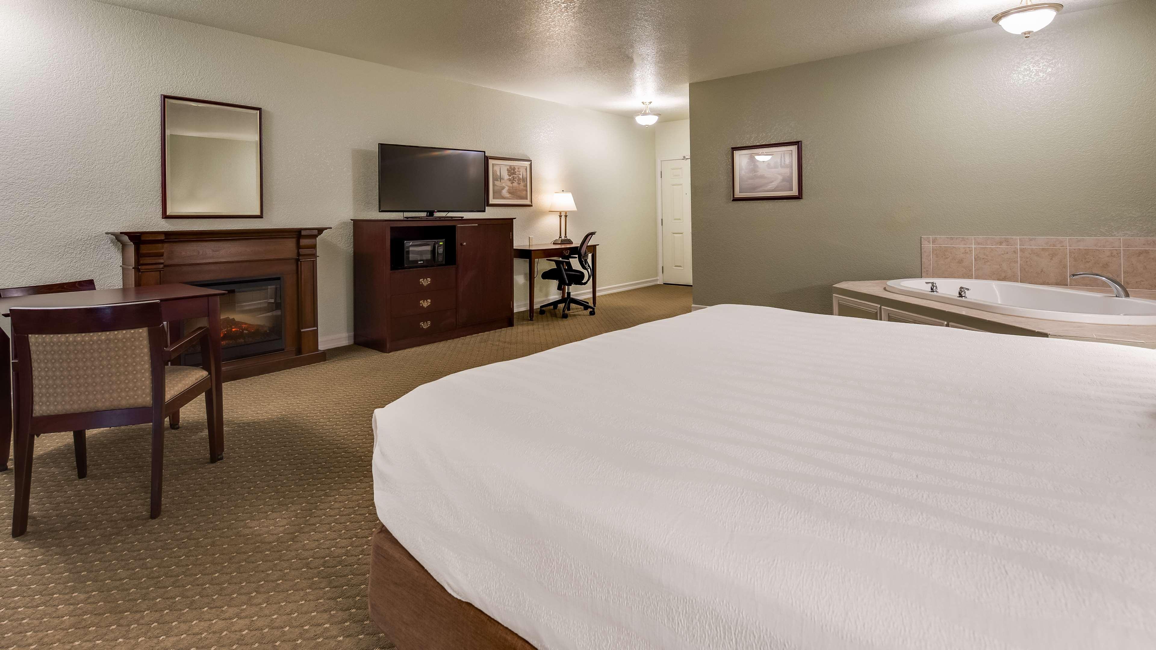 Queen Room with Two Queen Beds and Walk-In Shower - Mobility Accessible/Non-Smoking