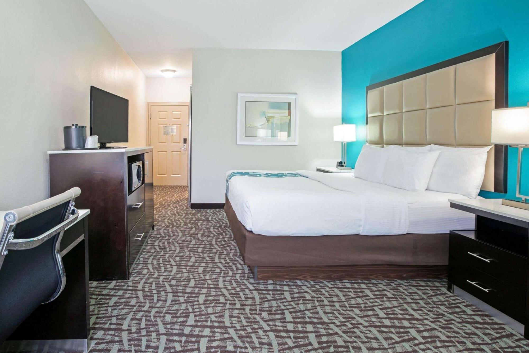 King Room Bath Tub Mobility or Hearing Accessible Non-Smoking