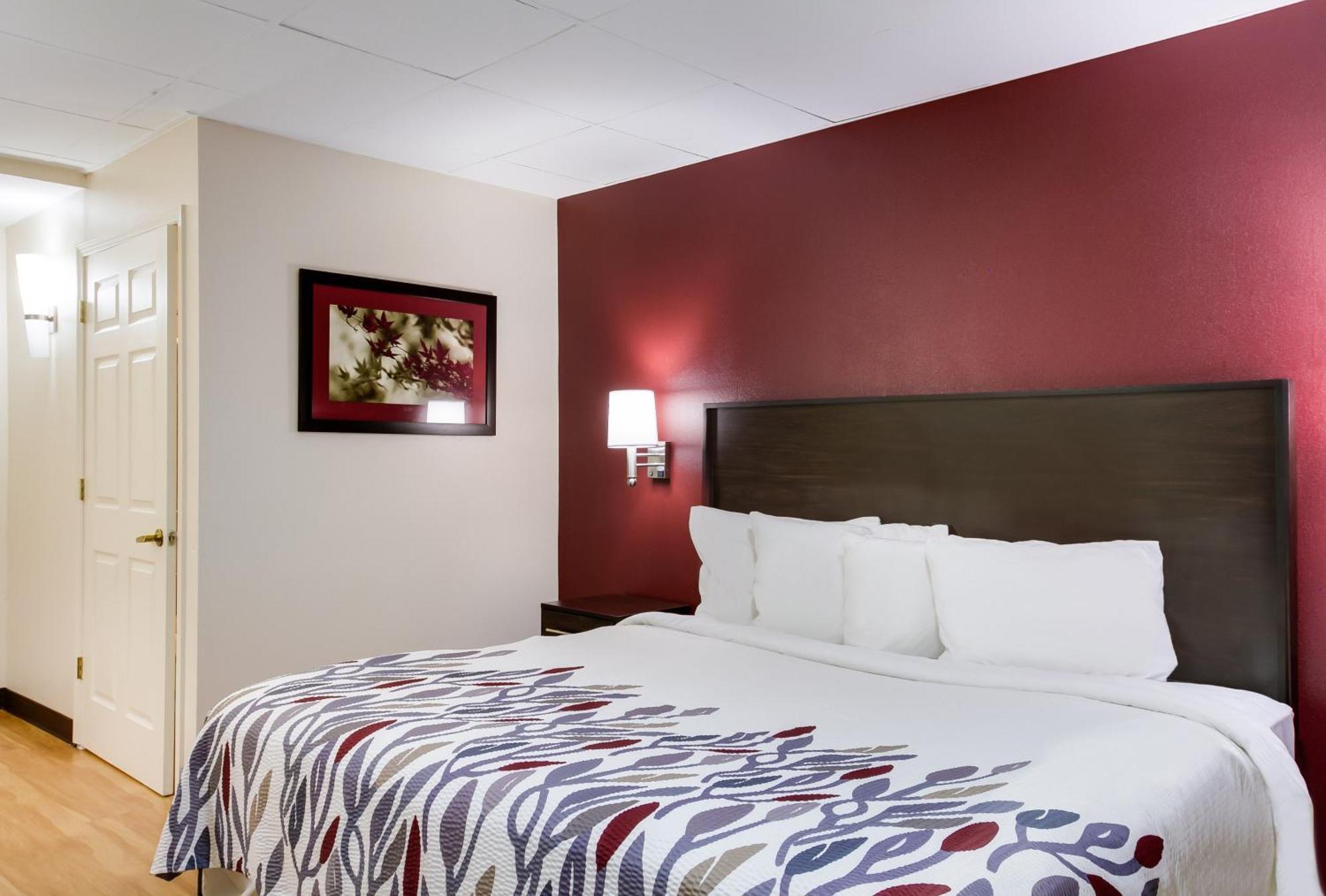 Deluxe Room with One Queen Bed Non-Smoking