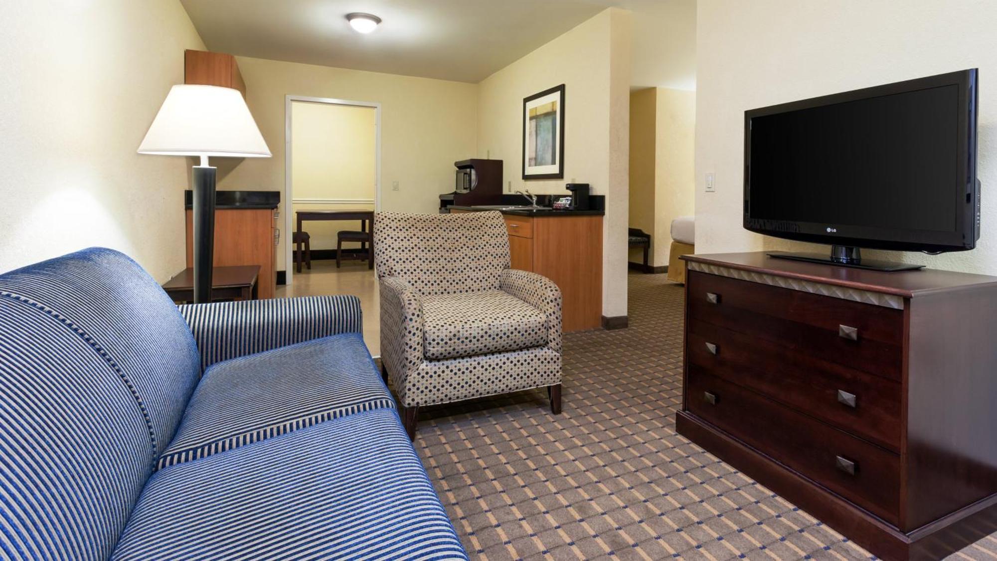 Queen Suite Two Queen Beds Sofa Bed,1449533230:JPEG