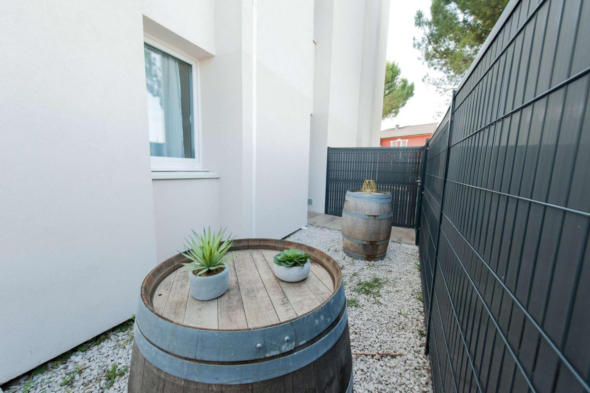 King Apartment Two Sofa Beds Kitchen Bath Tub Private Terrace Non-Smoking