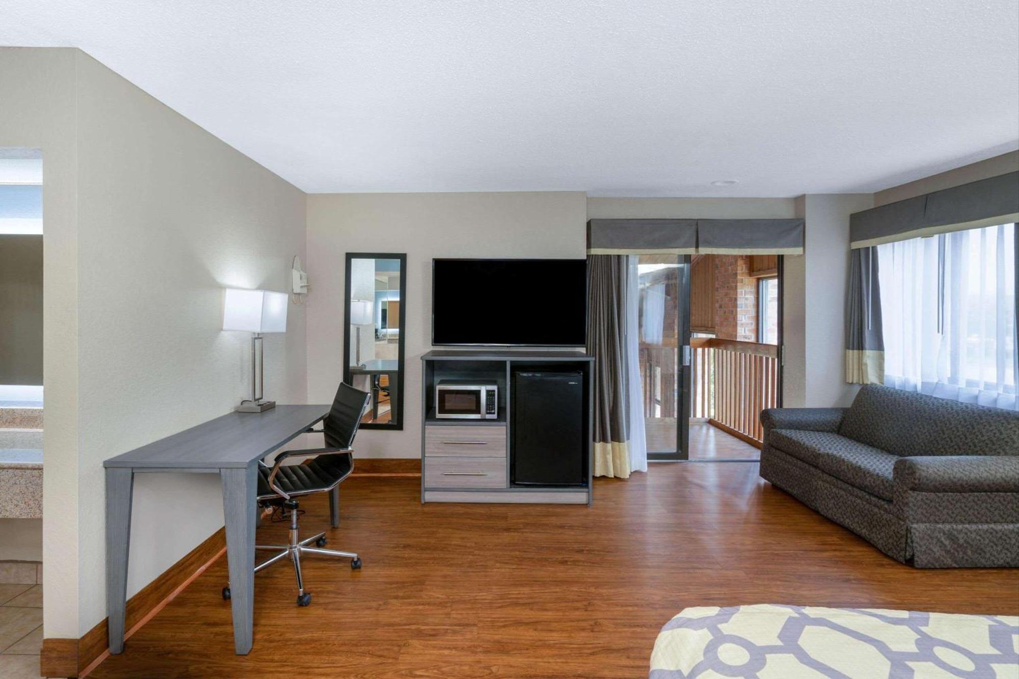 Deluxe King Studio Suite Pool View Non-Smoking