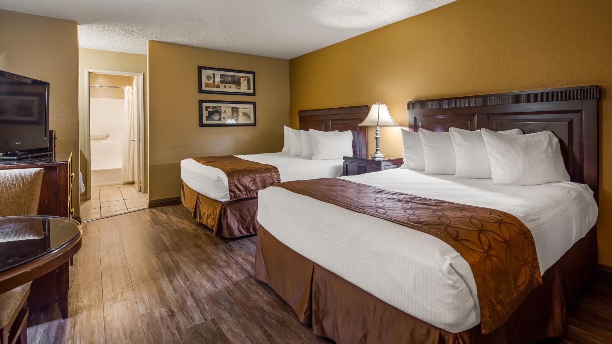 Queen Room with Two Queen Beds - Smoking
