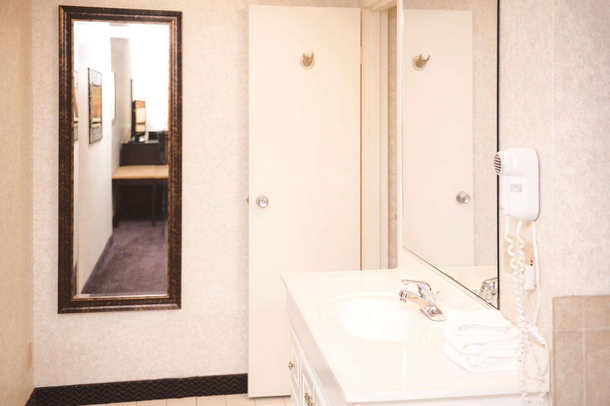 King Suite with Whirlpool - Non-Smoking