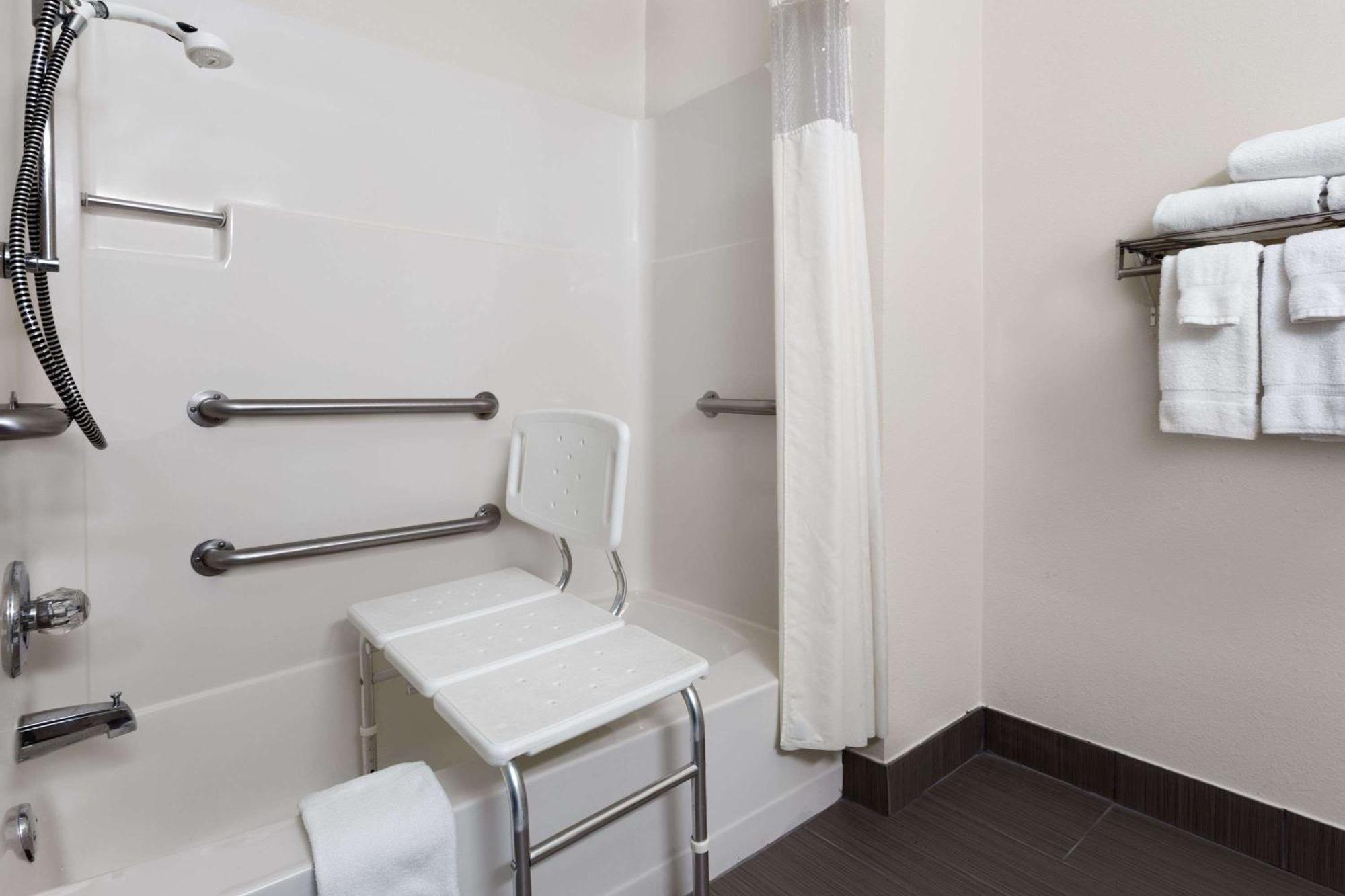 Queen Room - Disability Access/Non-Smoking