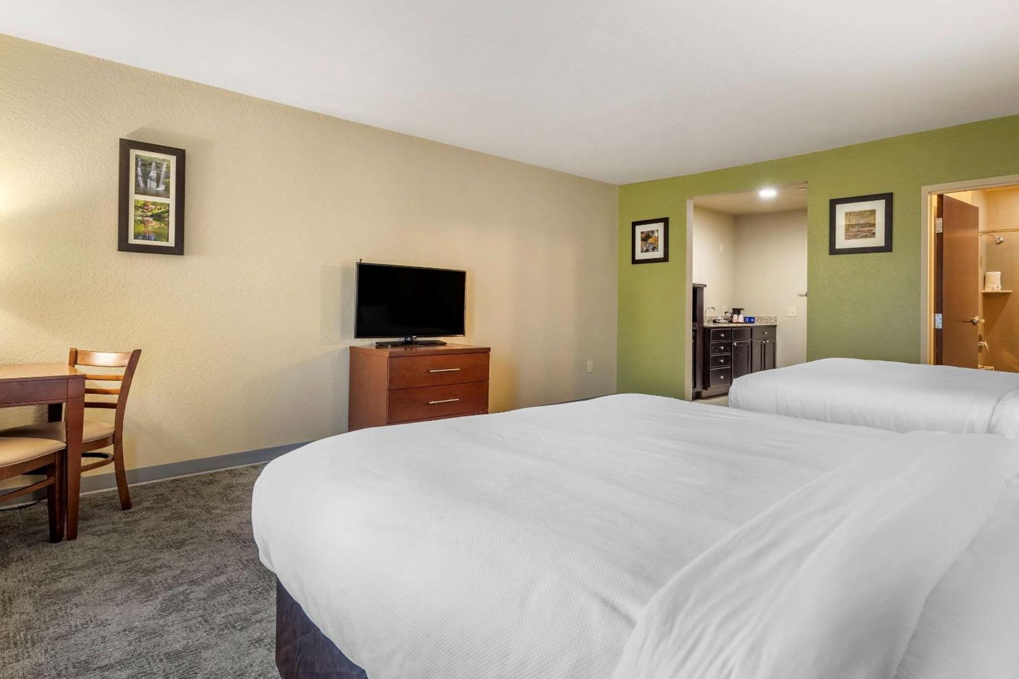 Queen Suite Two Queen Beds