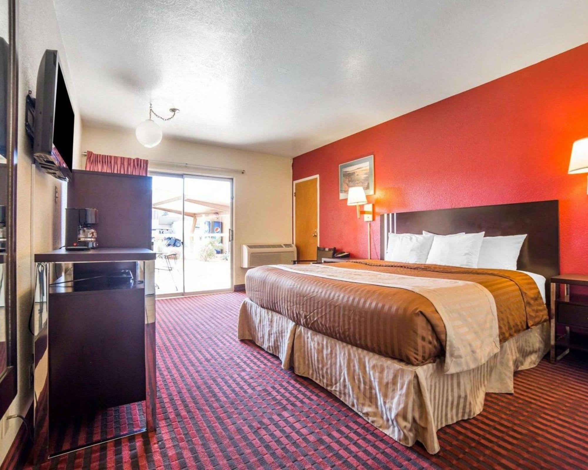 Queen Room Accessible or Non-Smoking