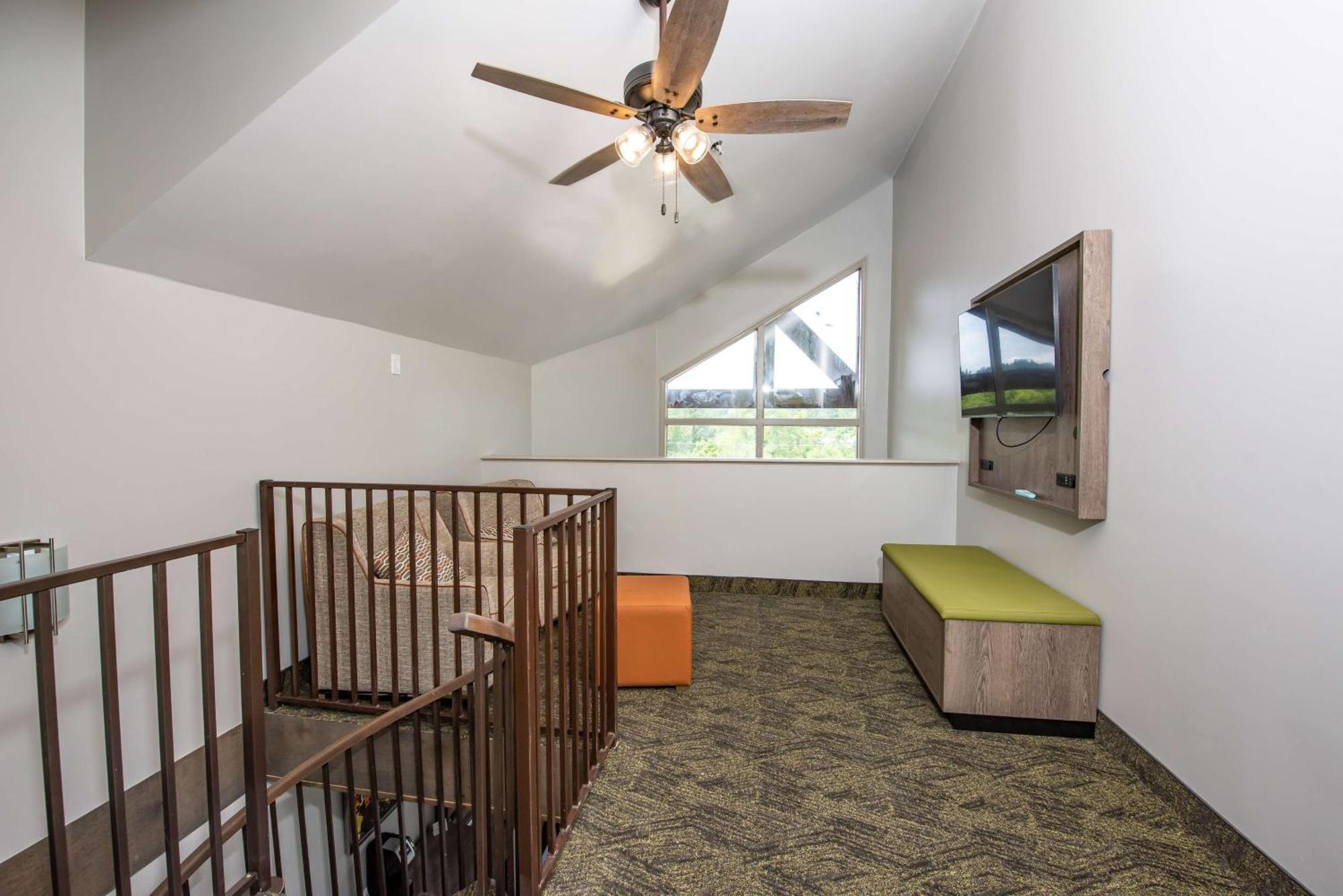 Loft King Room Bunk Bed Balcony Fireplace,1281667396:JPEG
