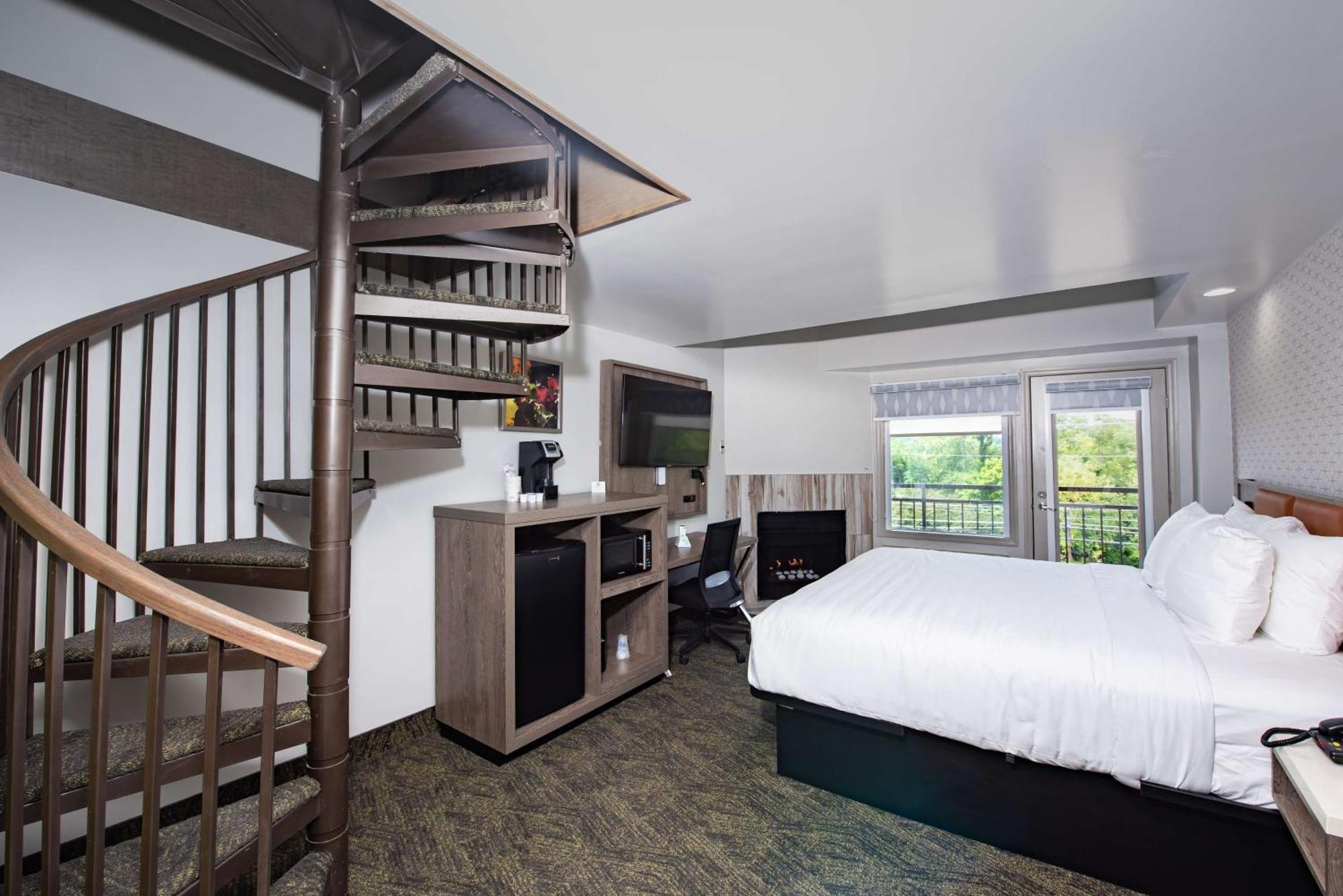 Loft King Room Bunk Bed Balcony Fireplace,1281667396:JPEG