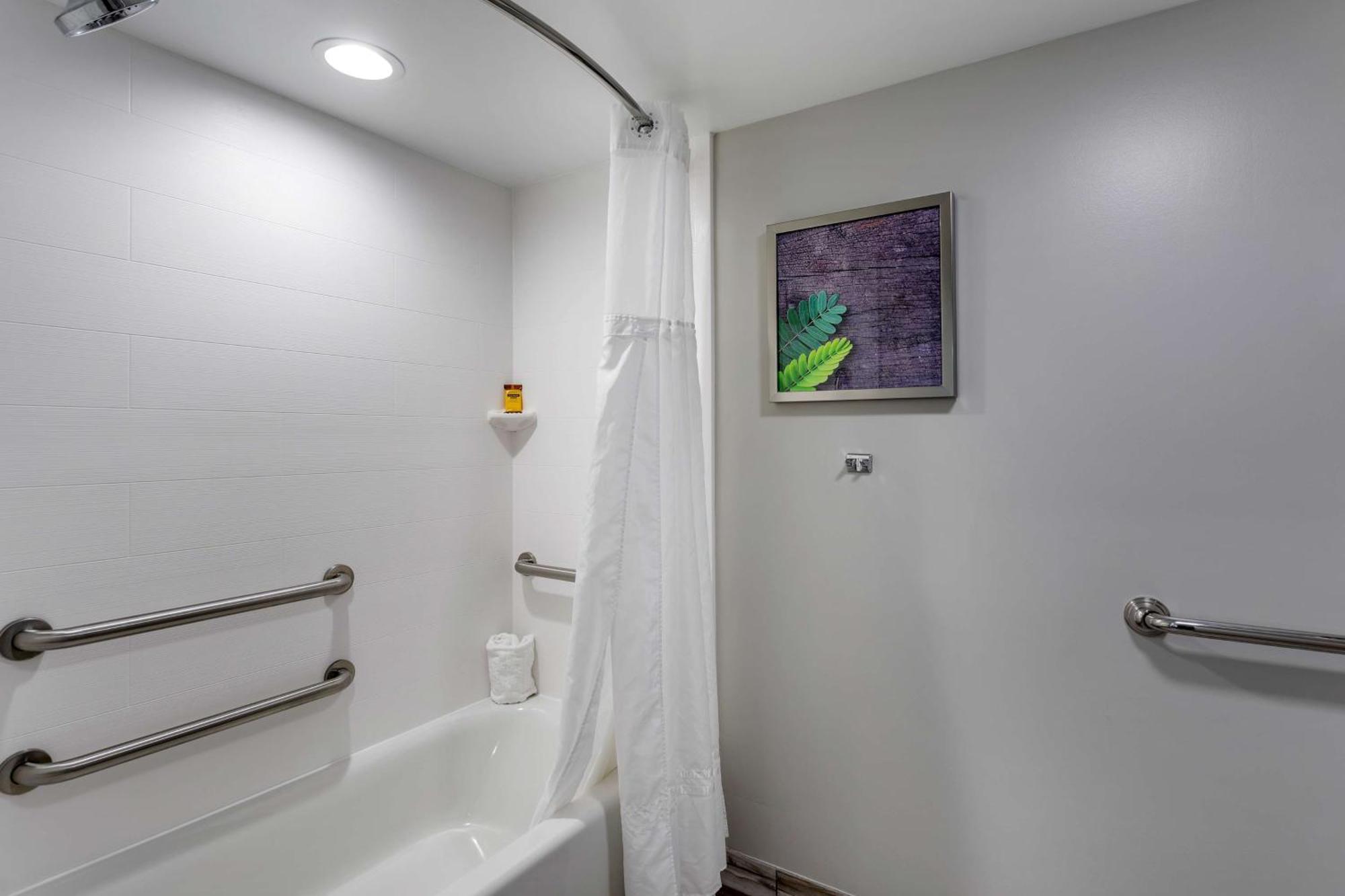 King Room Bath Tub Balcony Disability Access or Non-Smoking,1281673411:JPEG