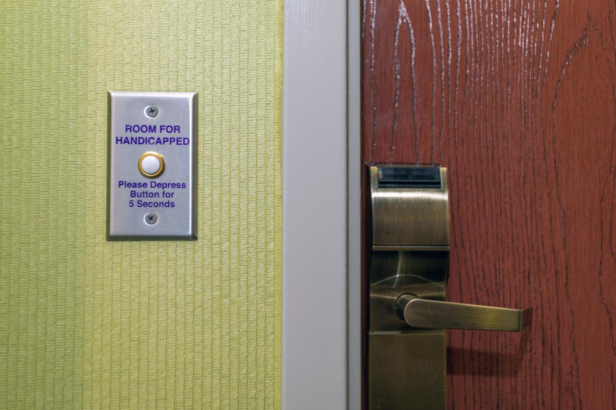 Standard Queen Room with Two Queen Beds and Tub - Mobility/Communications Accessible
