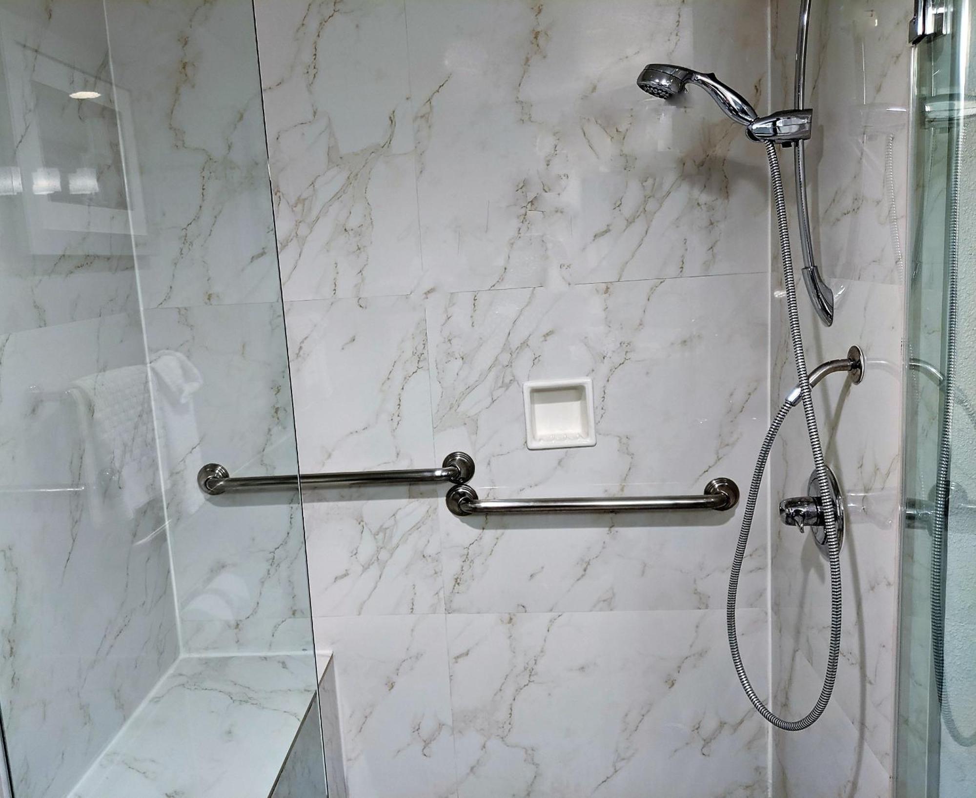 King Room Walk Shower Mobility Access or Non-Smoking,1552946206:JPEG