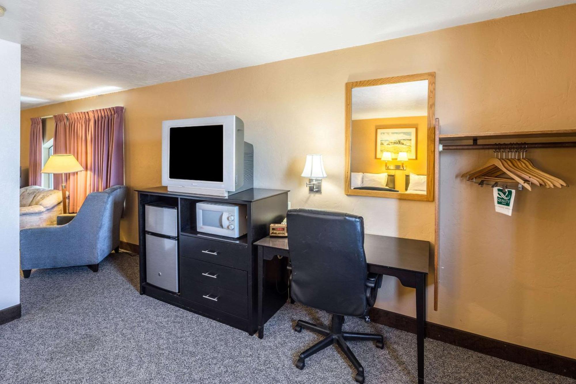 Efficiency King Suite - Non Smoking/Interior Corridor