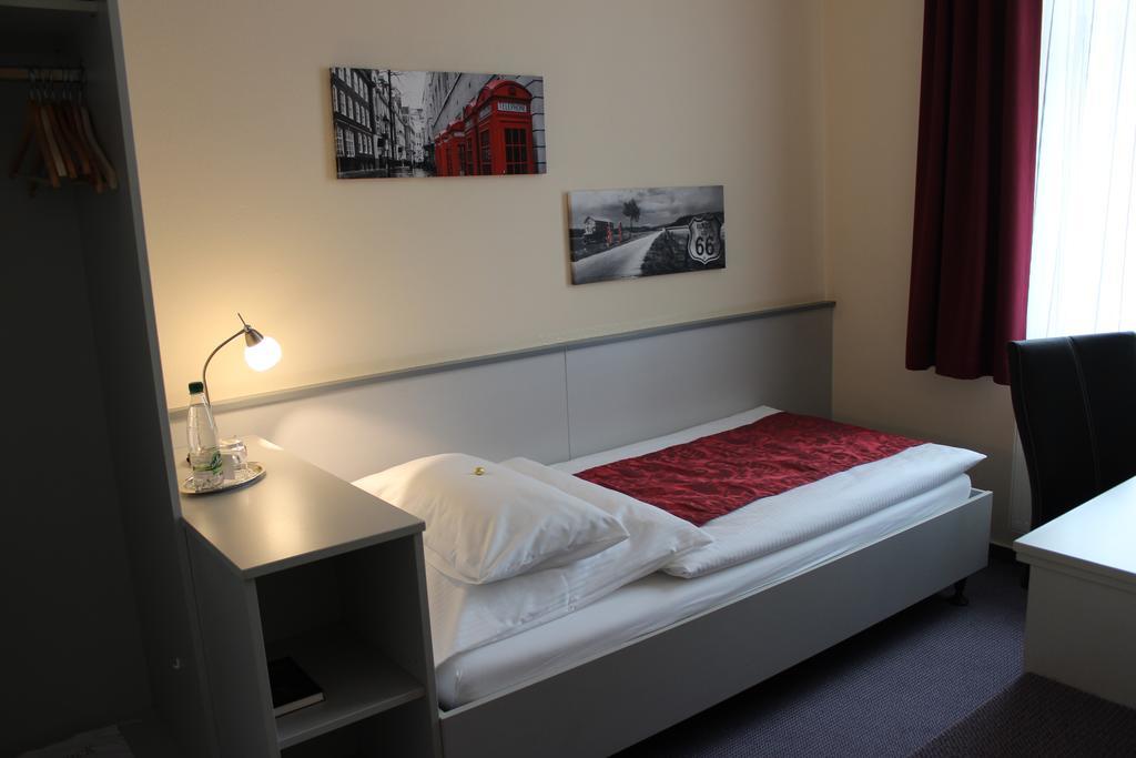 Single Room,702410584:JPEG